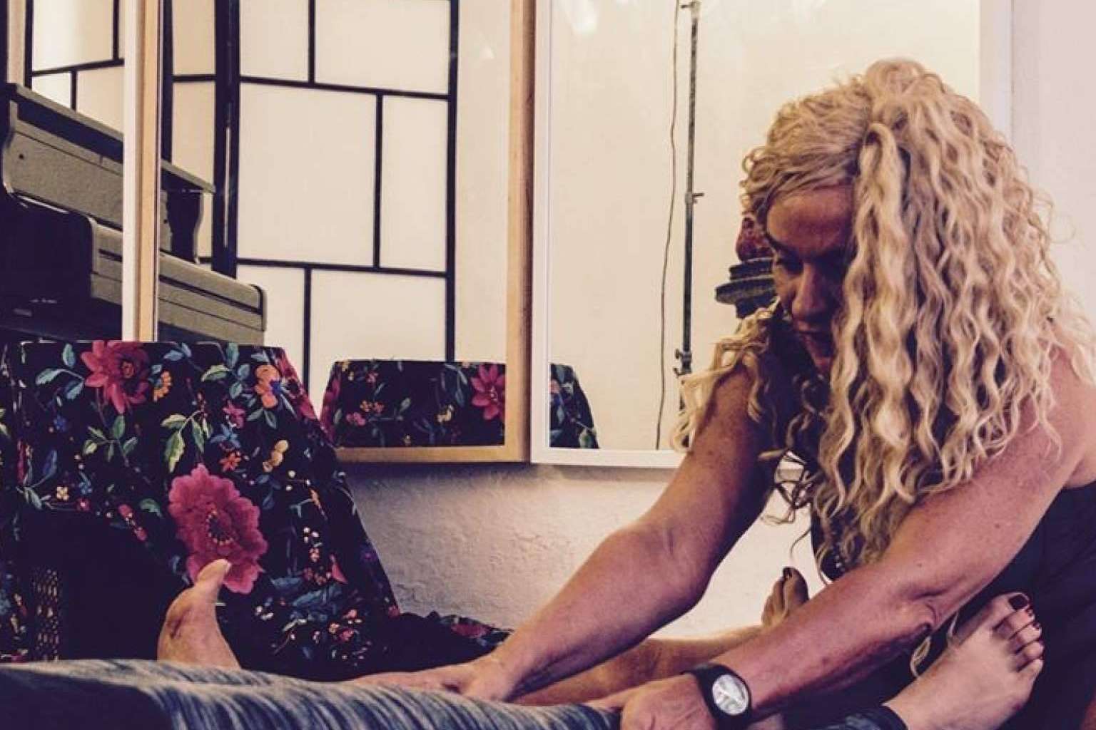 Empara Rosselló ofrece sesiones individuales de terapia a partir de la meditación, el movimiento y la voz, en un entorno idílico u online