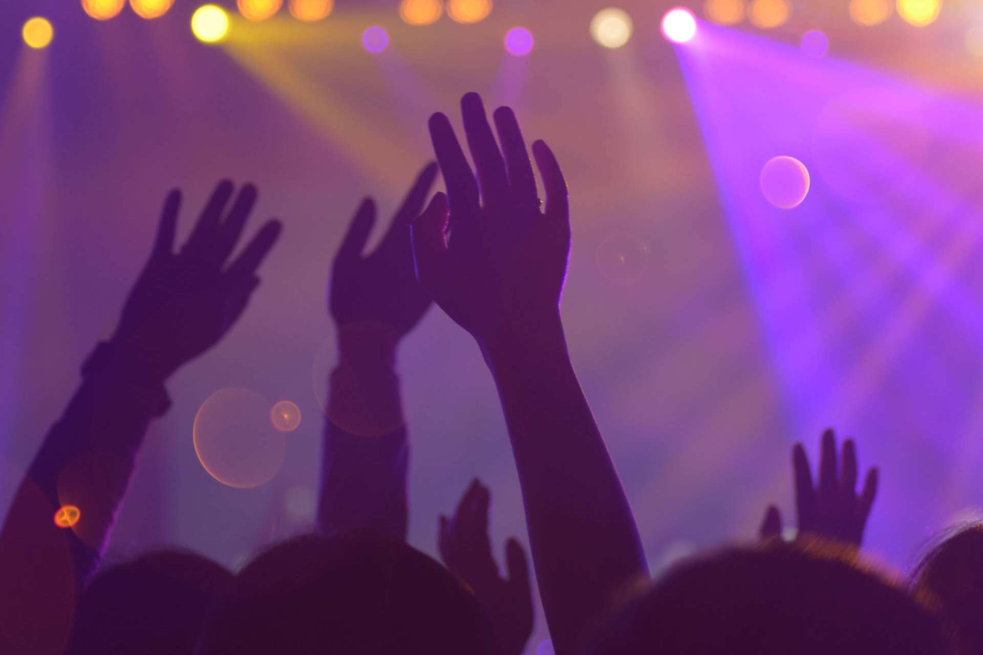 Fiestas Martinika, equipos de sonido e iluminación profesional para lograr eventos perfectos