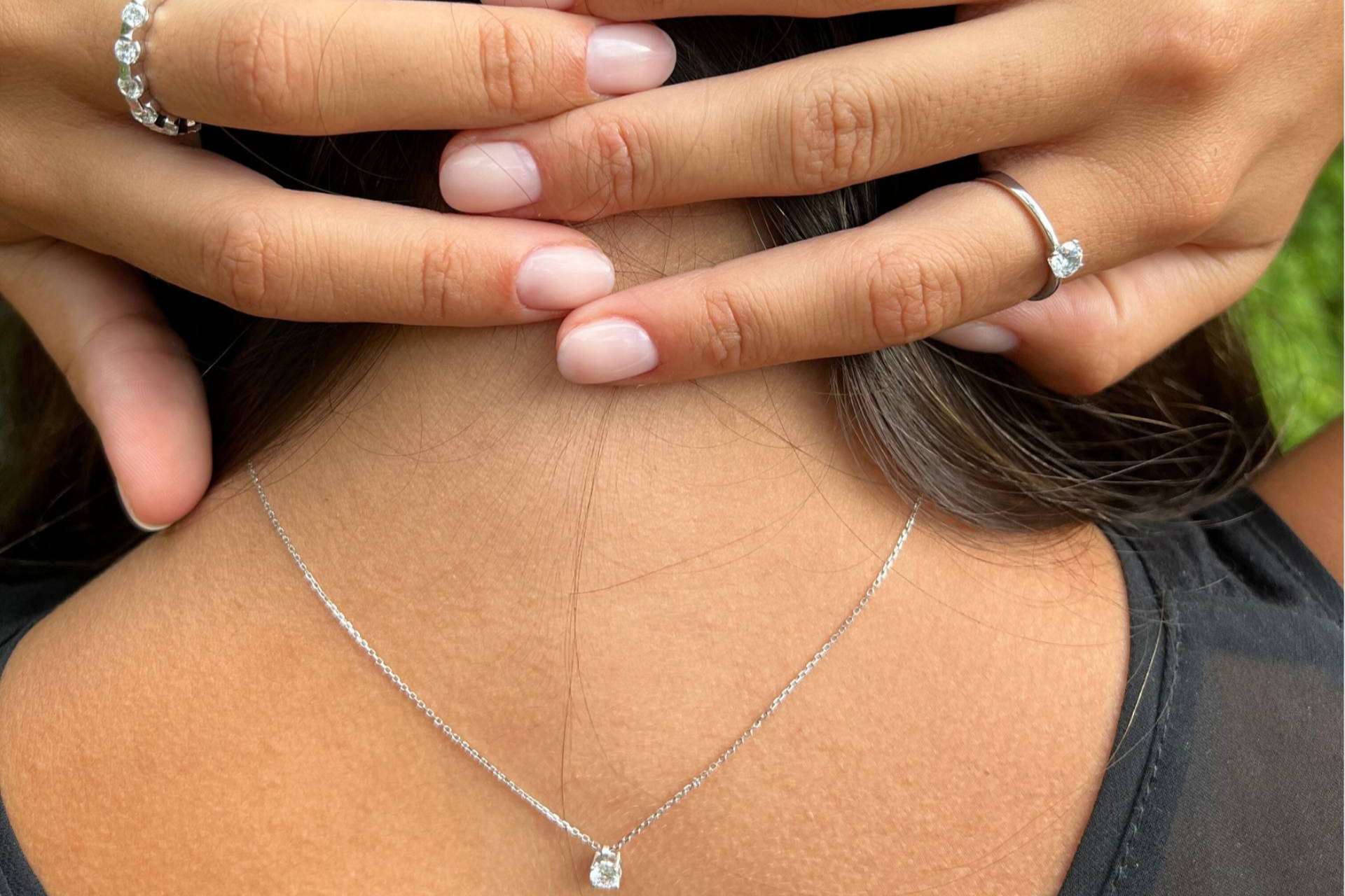 Las joyas básicas realzan la piel bronceada después del verano