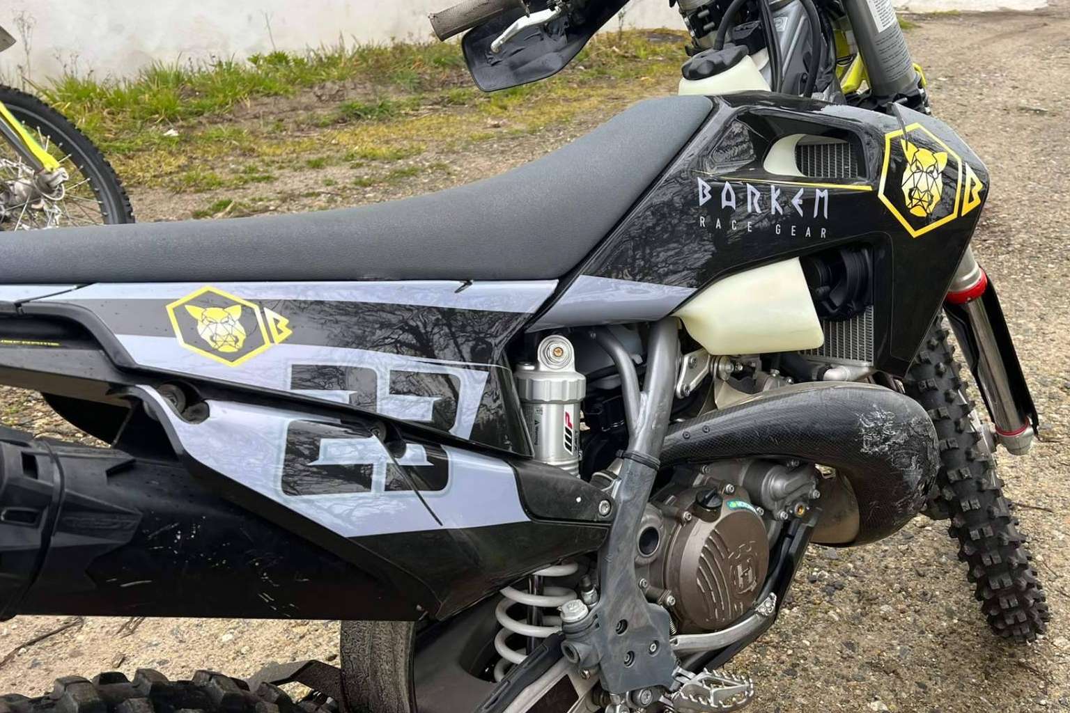 Los adhesivos personalizados para motos de motocross de ADHESIVOSEMBARRADOS