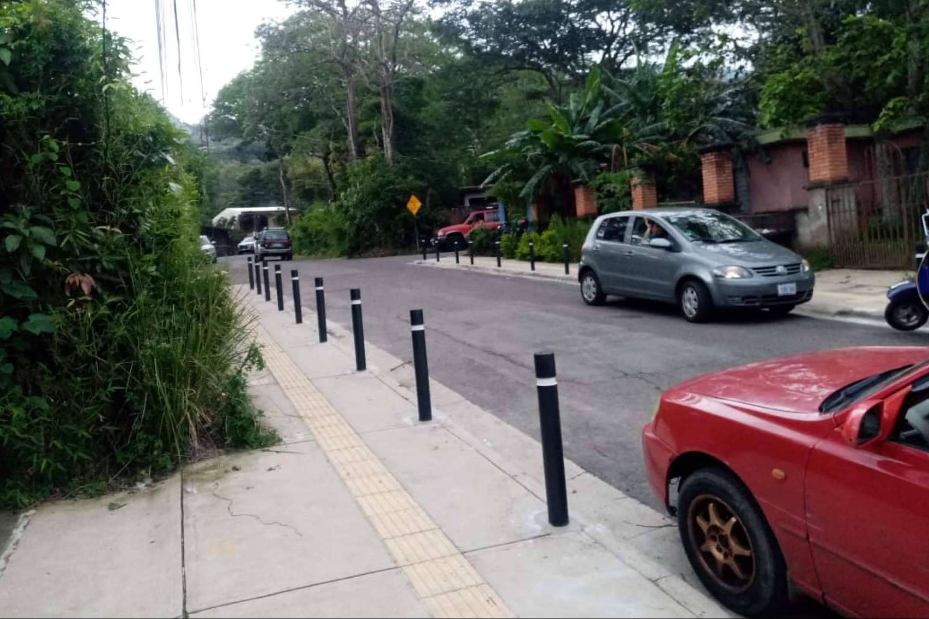 Nuevo bolardo rígido de plástico reciclado, con Abadecom