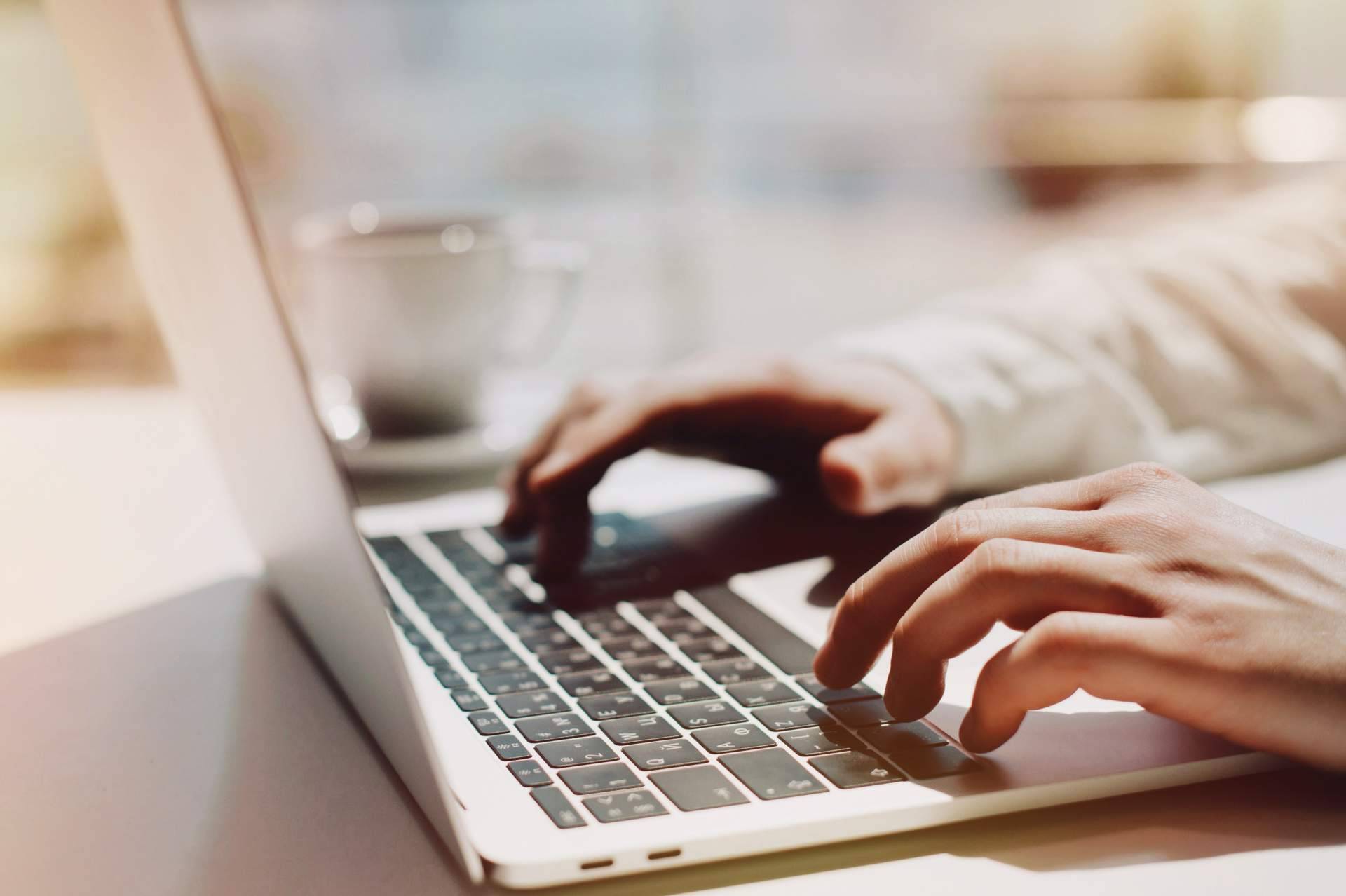Los líderes de la industria de viajes se suman a la revolución de los agentes inteligentes de Komsai