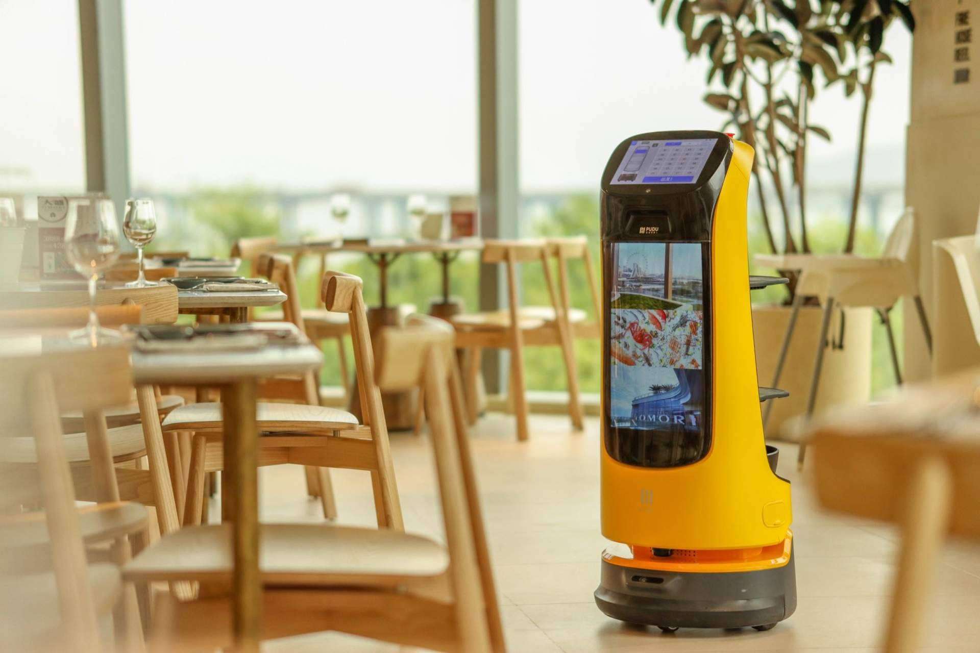 Kettybot, el robot ayudante para diversos negocios, por Telsystem