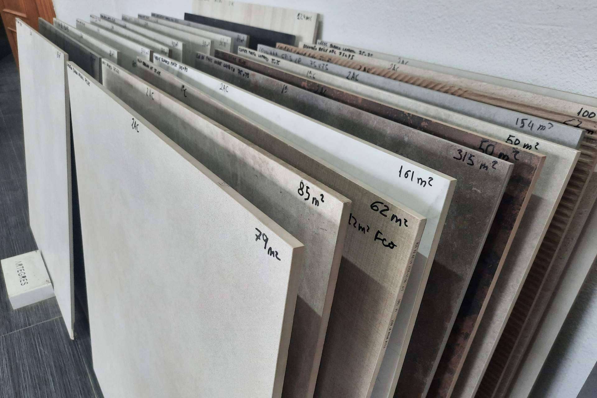Diversos azulejos porcelánicos modernos y actuales disponibles en el catálogo de Artegrés