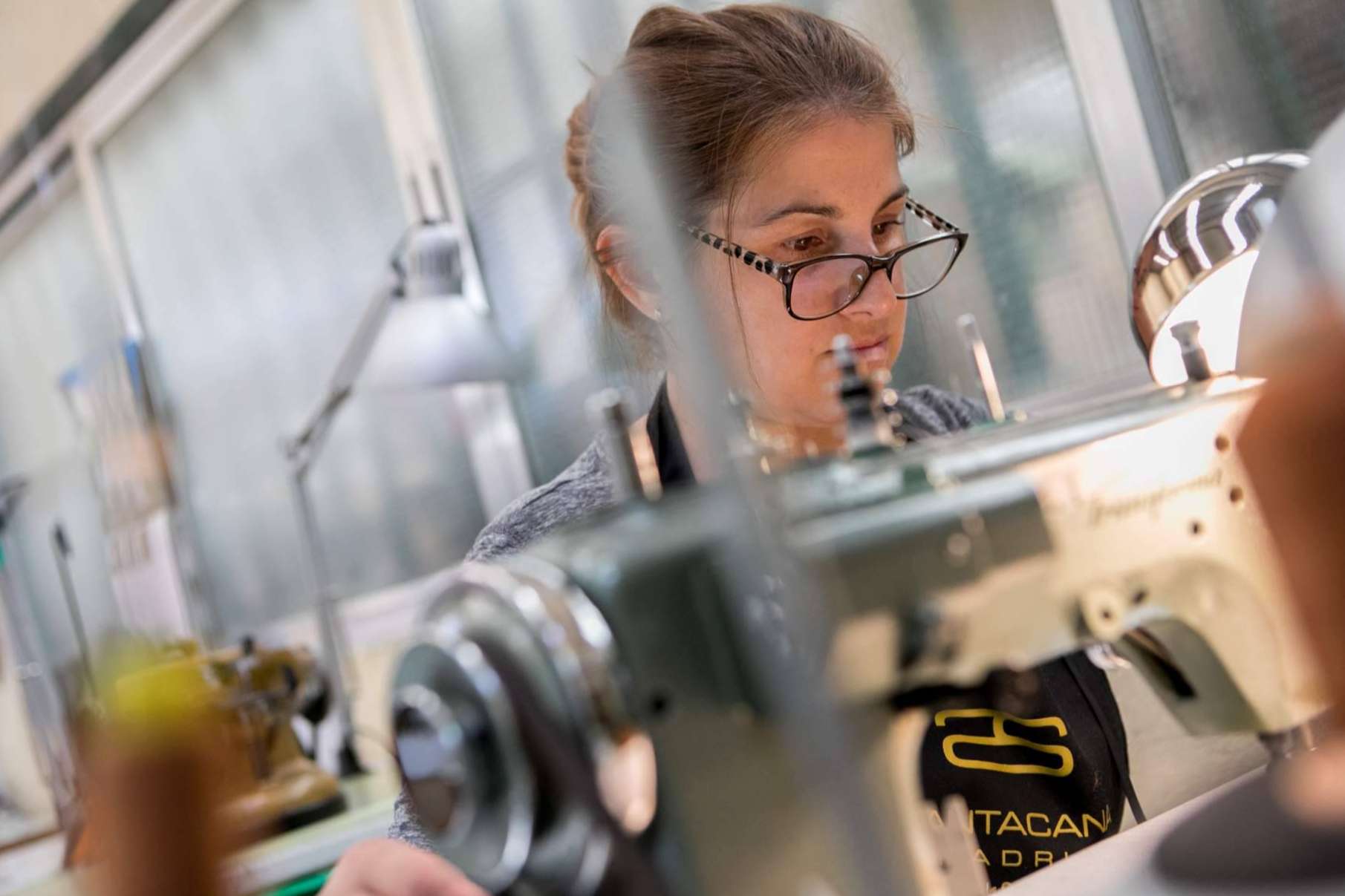 Fabricación de guantes a medida desde 1896, de la mano de Santacana