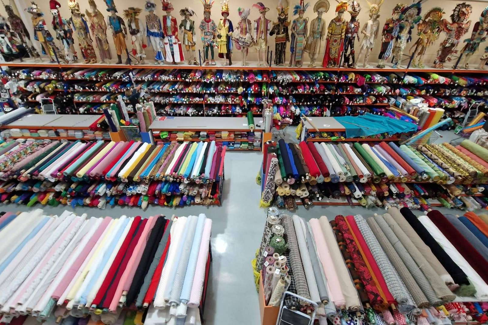 Casa Ángel, la tienda que ha visto nacer y crecer los carnavales en España