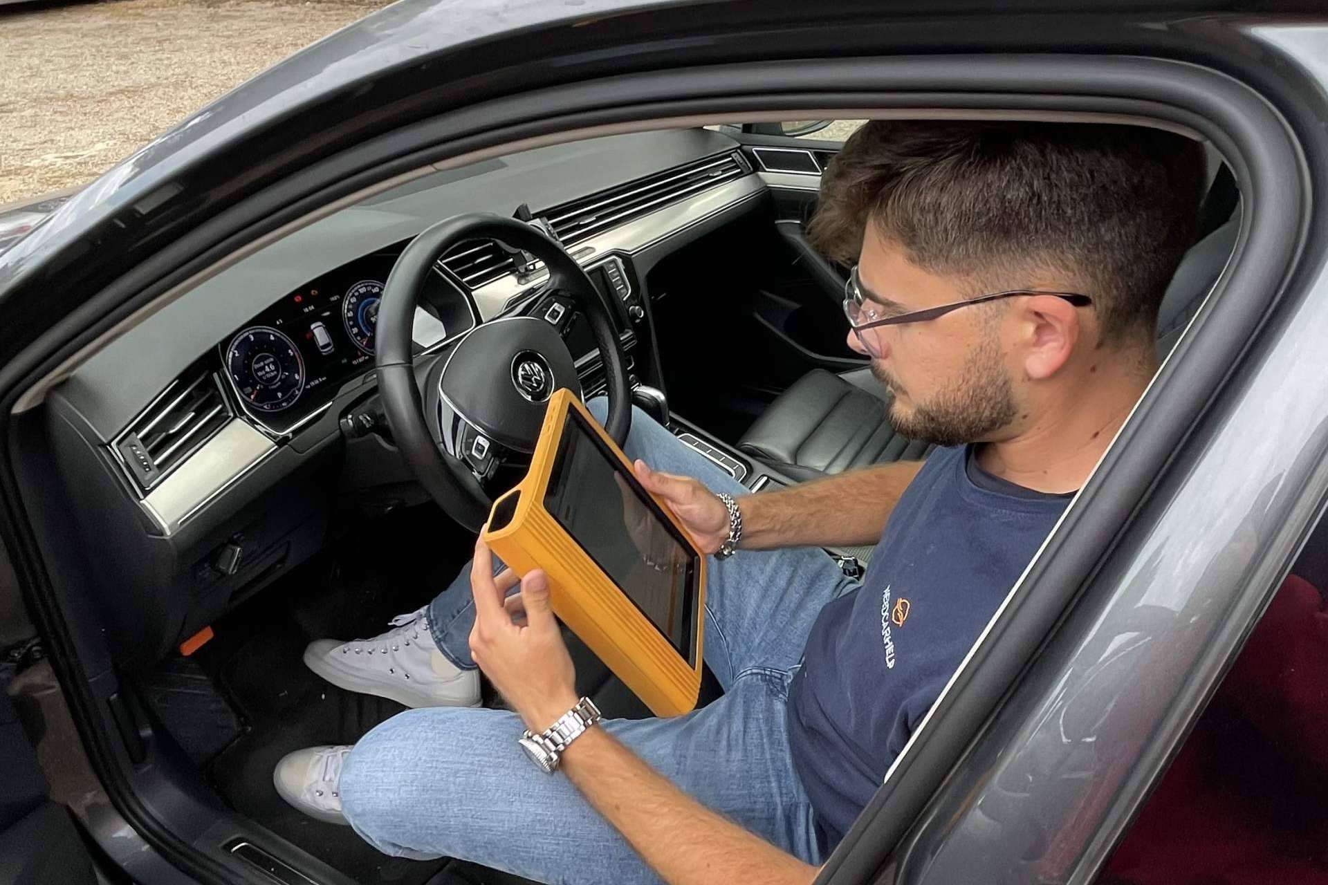 Revisión de coches de segunda mano en Alemania y asistencia para trámites de importación, con la firma NeedCarHelp