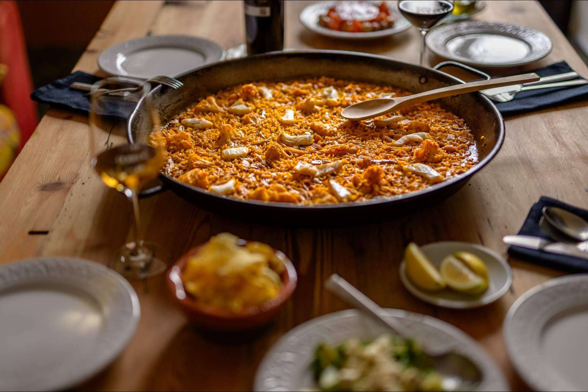 Revolución en la comida tradicional de la mano de Paella va!, el delivery de paellas en caldero de hierro