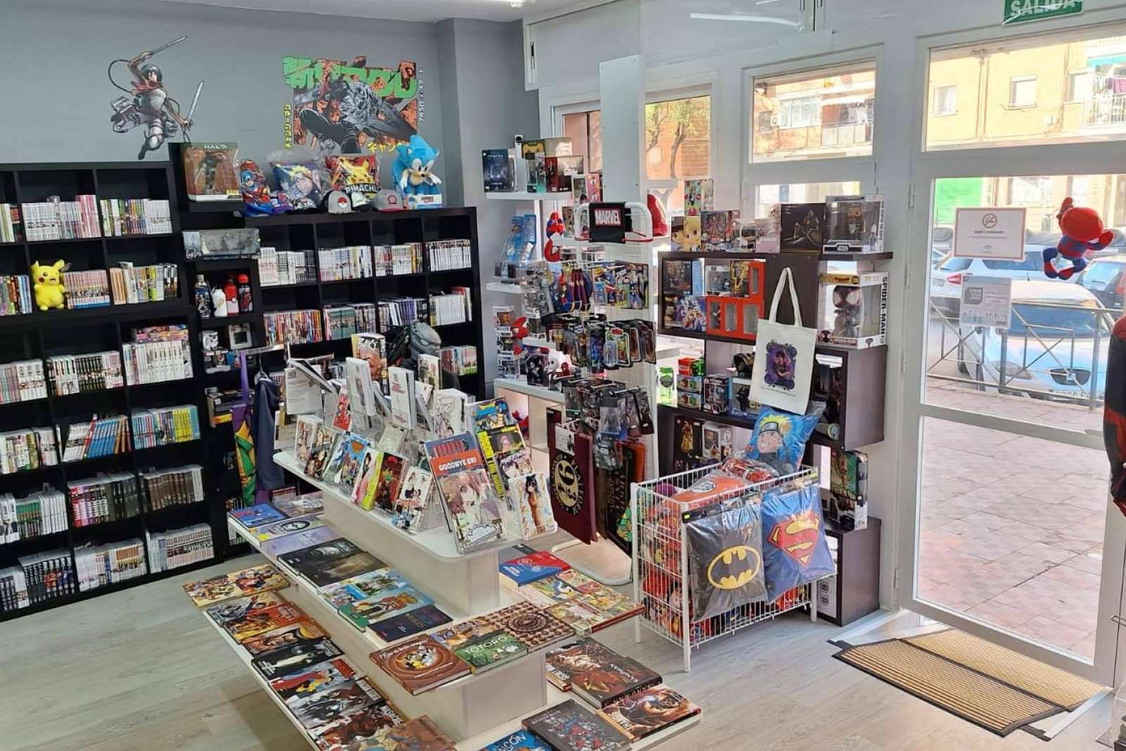 La curiosa tienda especializada de Málaga, Villa Manga ofrece 'cómic, manga, merchandising friki' y 'literatura malagueña'