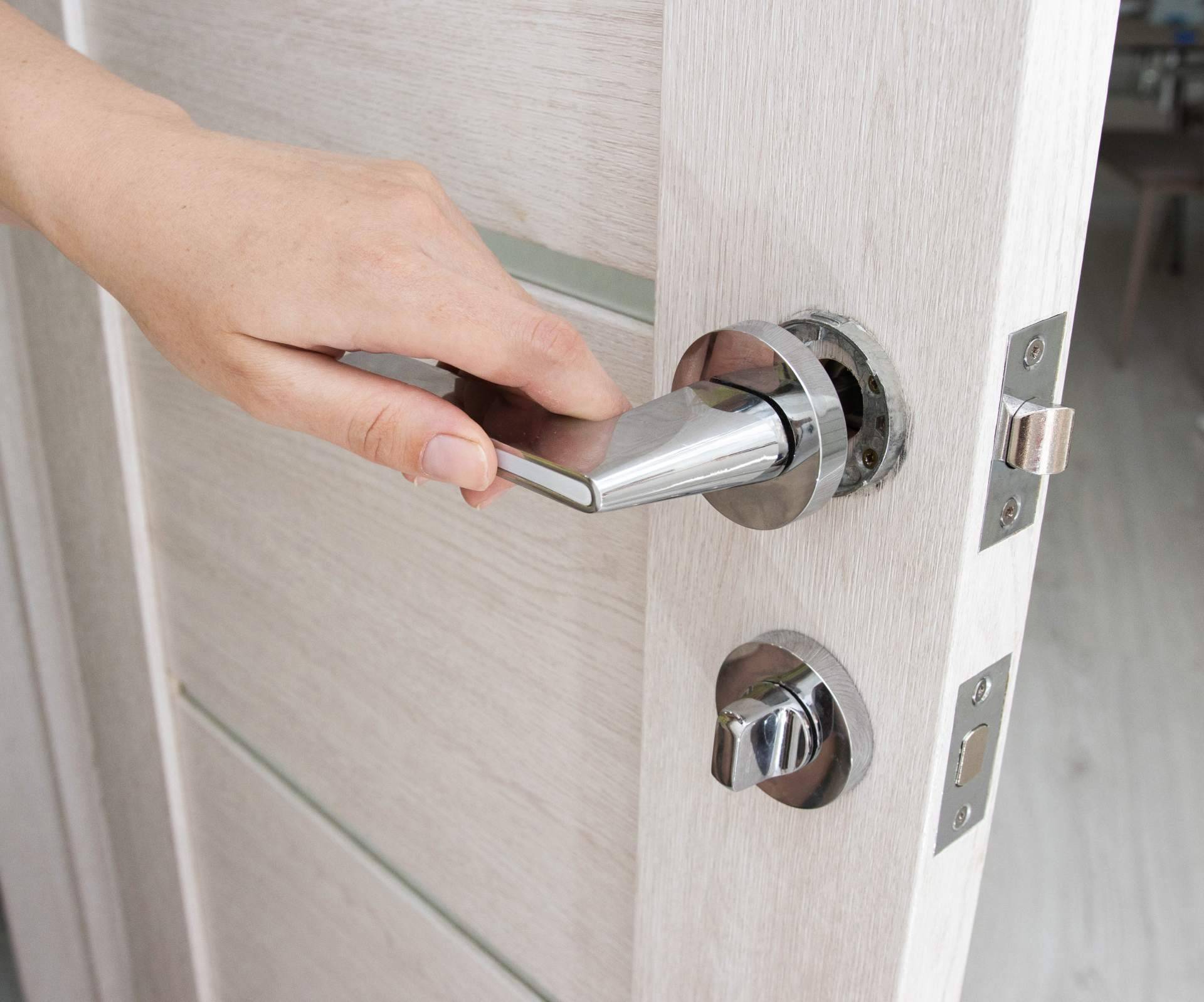 En ApliService son especialistas en la instalación de parquet y puertas de interior