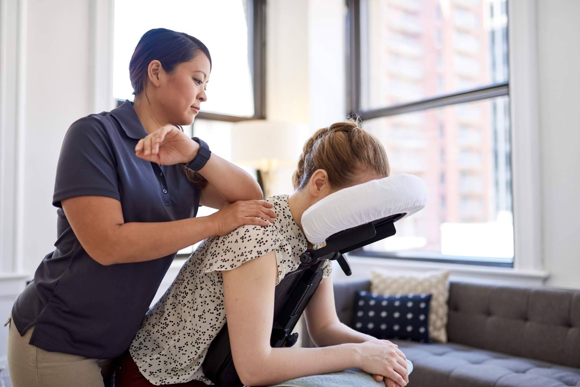 Beneficios del masaje para empresas ofrecido por Quiromasaje Barcelona