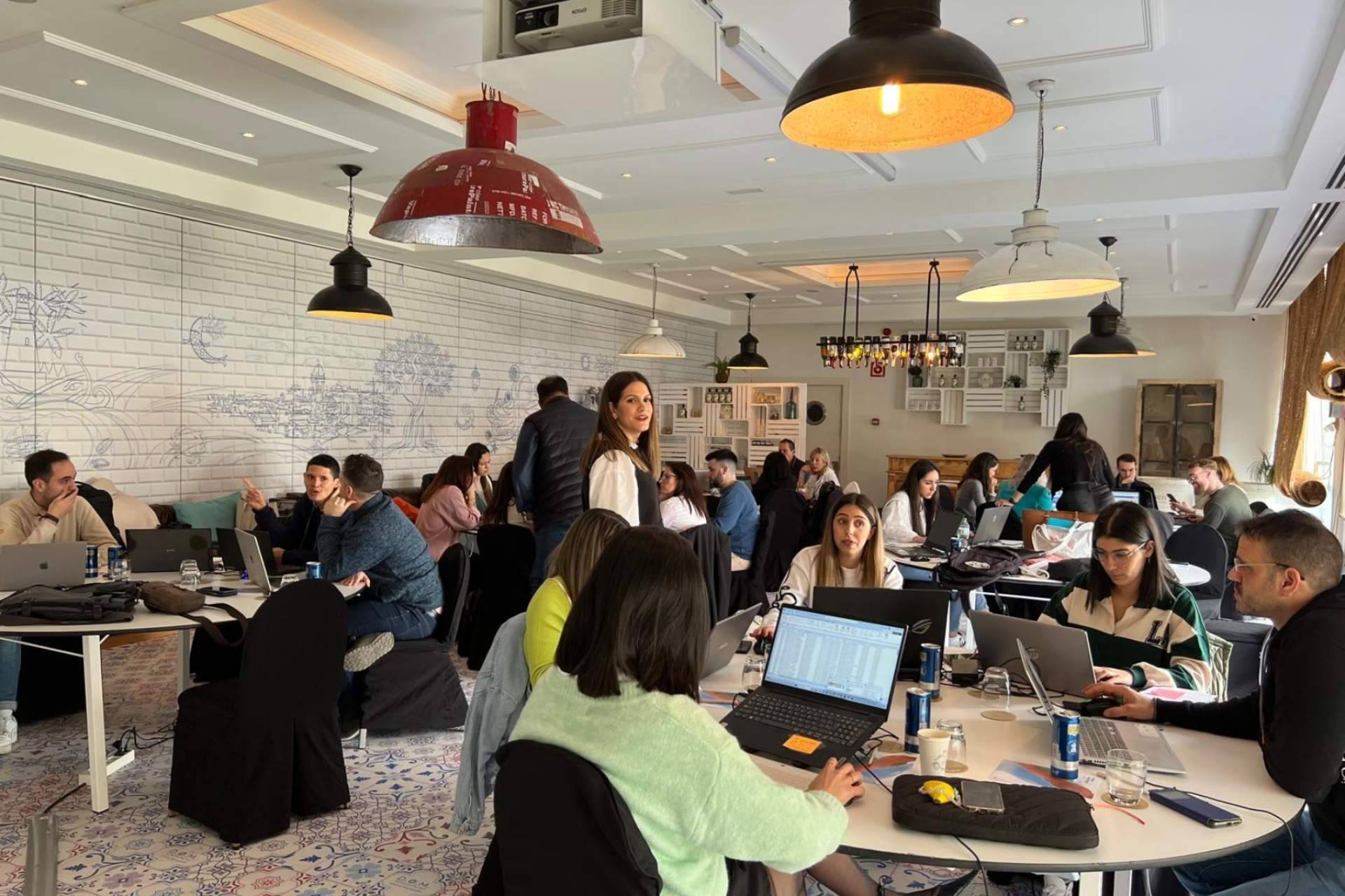 AllZone destaca con un 90% de mujeres en puestos directivos