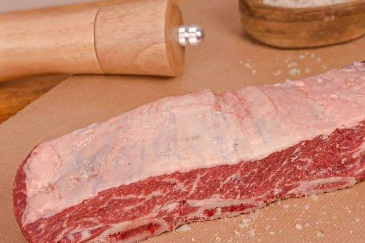 Tira de asado Angus, la carne más típica del asado argentino