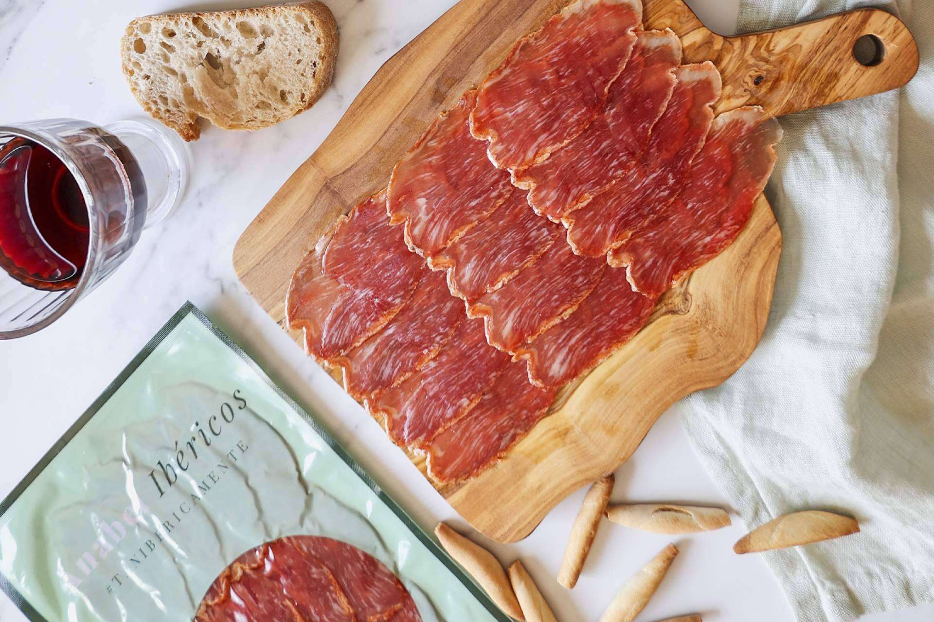 Anabel Ibéricos presenta uno de sus productos más populares, el lomo de cebo de campo ibérico