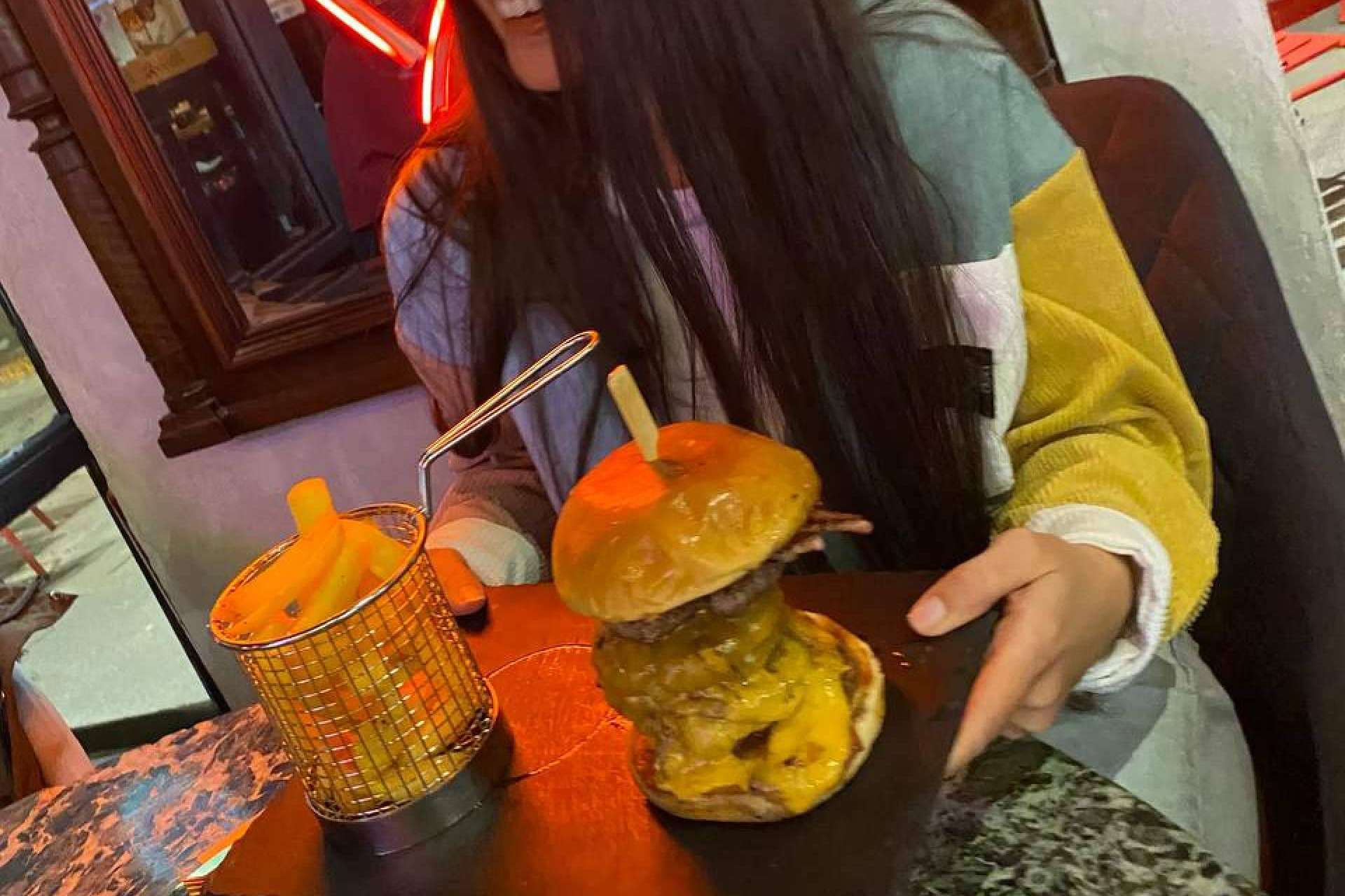 New York Crush ofrece hamburguesas con un sabor único gracias a sus ingredientes naturales y su preparación artesanal