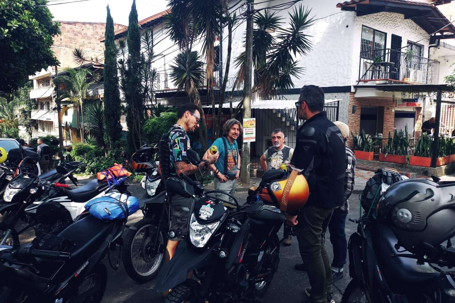 ¿Cómo conocer Colombia en moto y visitar las playas y pueblos más impresionantes?