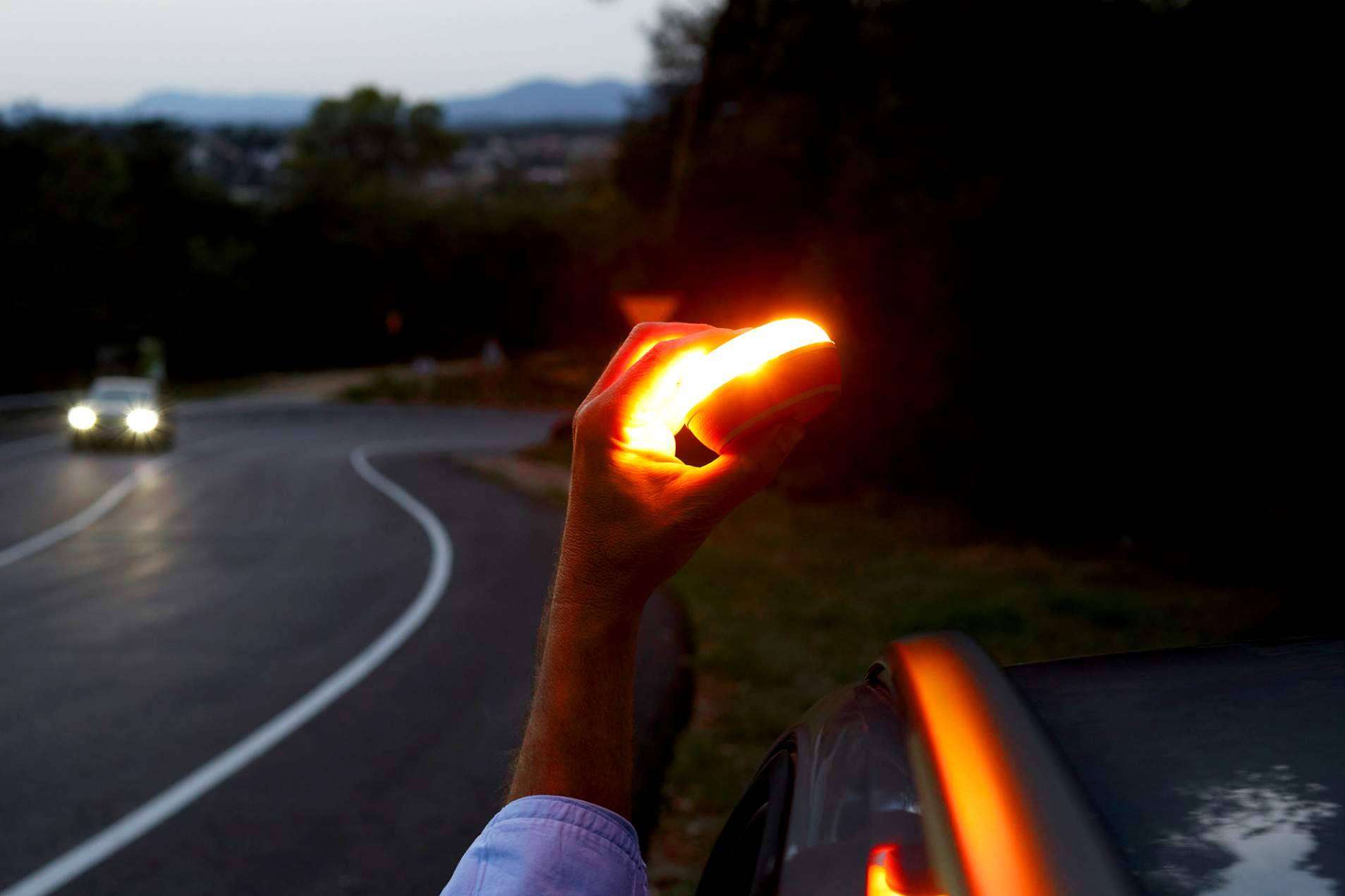 Esta es la normativa de la DGT sobre la luz de emergencia V16