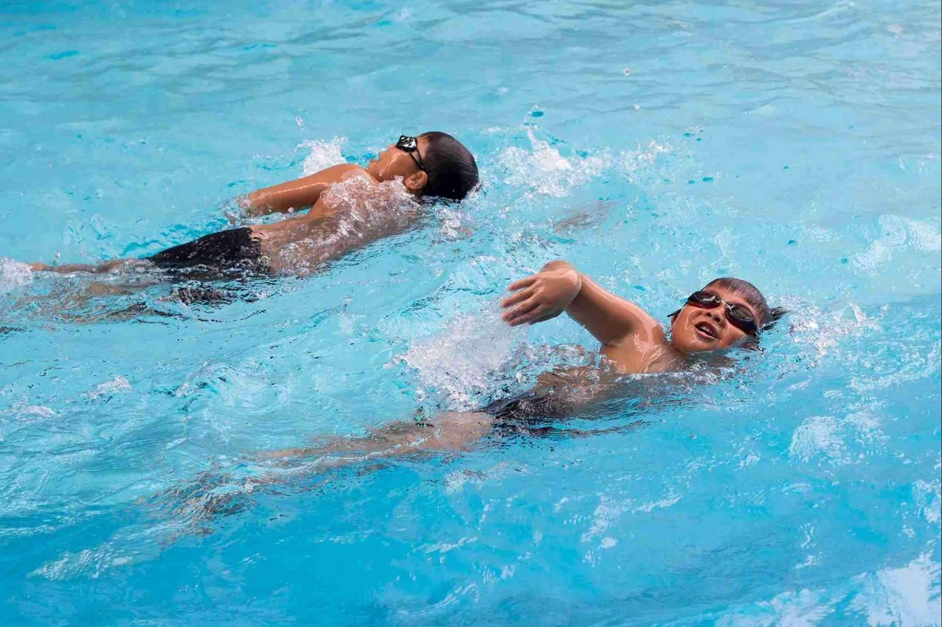 Adultos y niños miopes redescubren el mundo bajo el agua con las gafas graduadas de Gafadeportiva.com