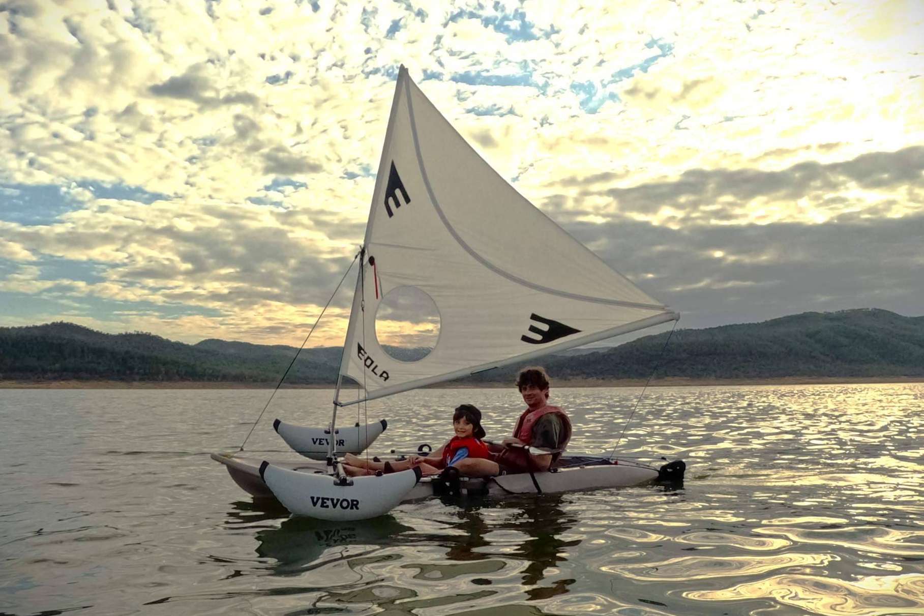 Accesorios universales vela EOLA para transformar paddles y kayaks en artefactos flotantes
