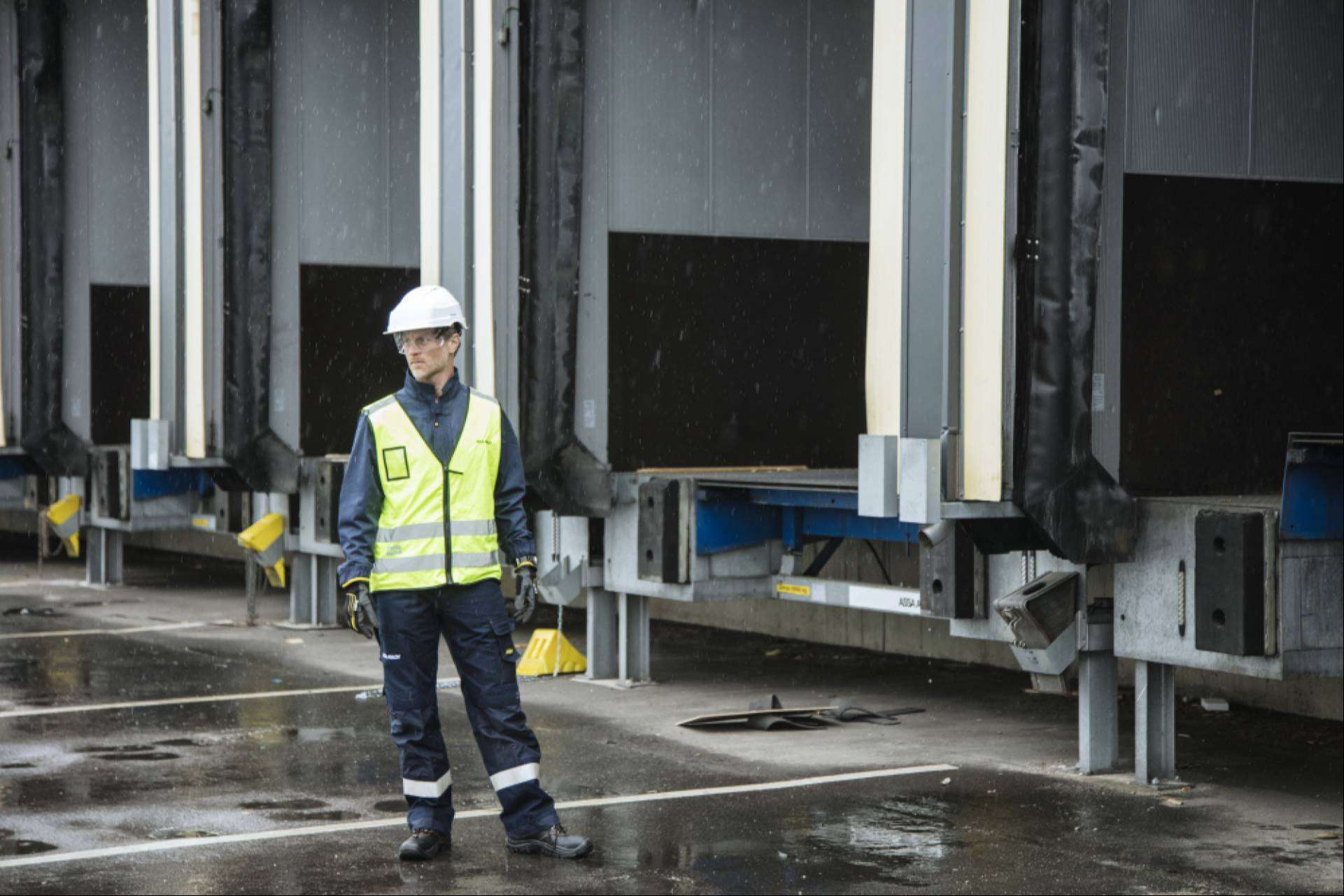 ASSA ABLOY a la vanguardia del mantenimiento de puertas industriales y equipos de muelles de carga