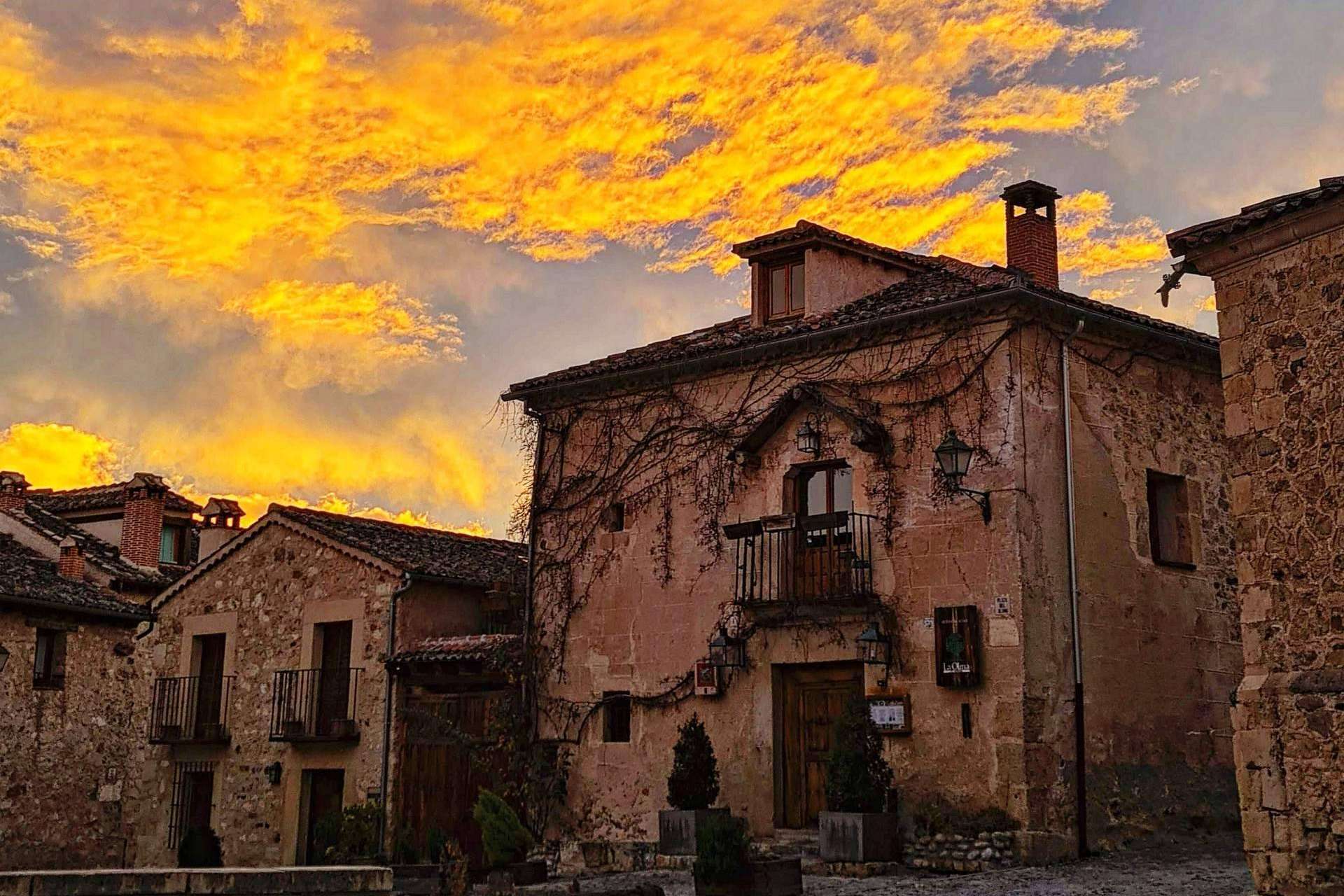 Auténtico y tradicional lechazo asado en horno de leña en Pedraza con La Olma