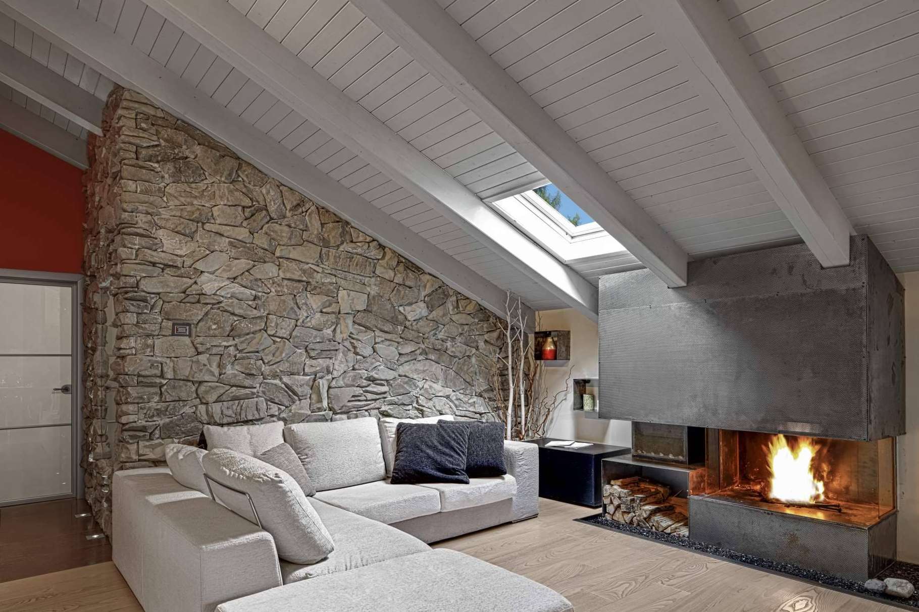 Confort y diseño unidos en el panel sándwich friso de abeto blanco de Caliplac