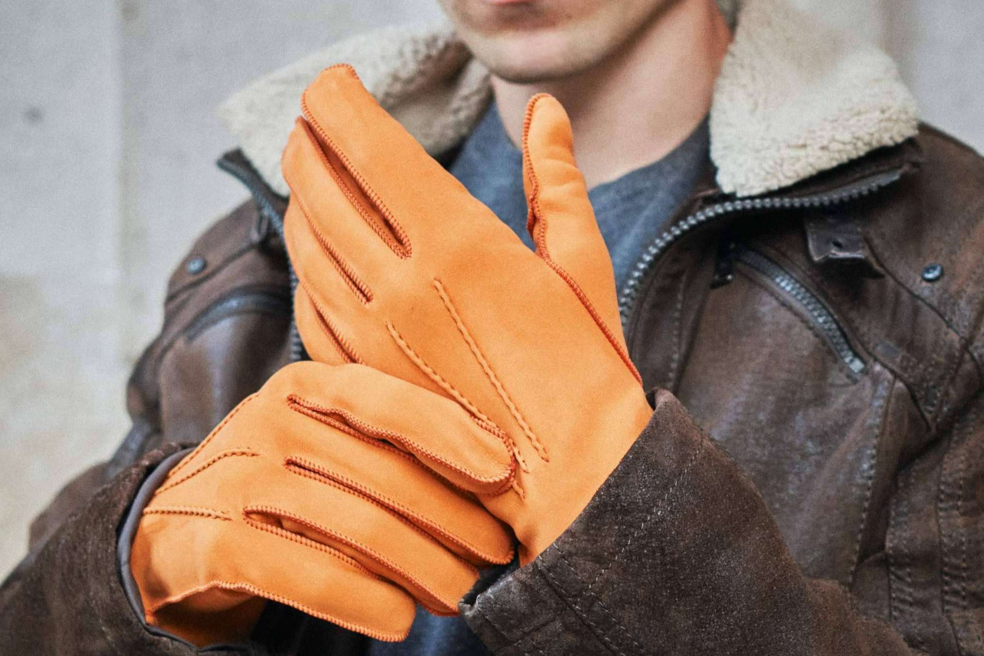Abrigo y sofisticación; Santacana presenta su colección de guantes de piel para esta temporada