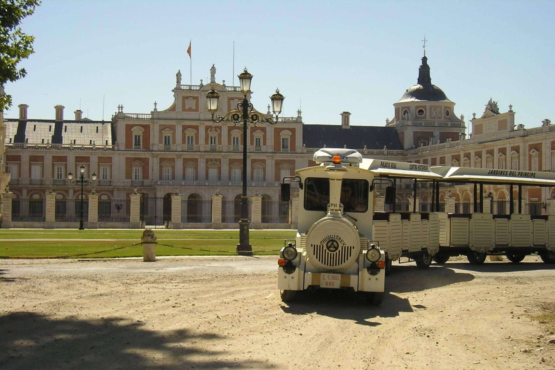 Explorar Aranjuez con Arantour, visitas guiadas y actividades inolvidables