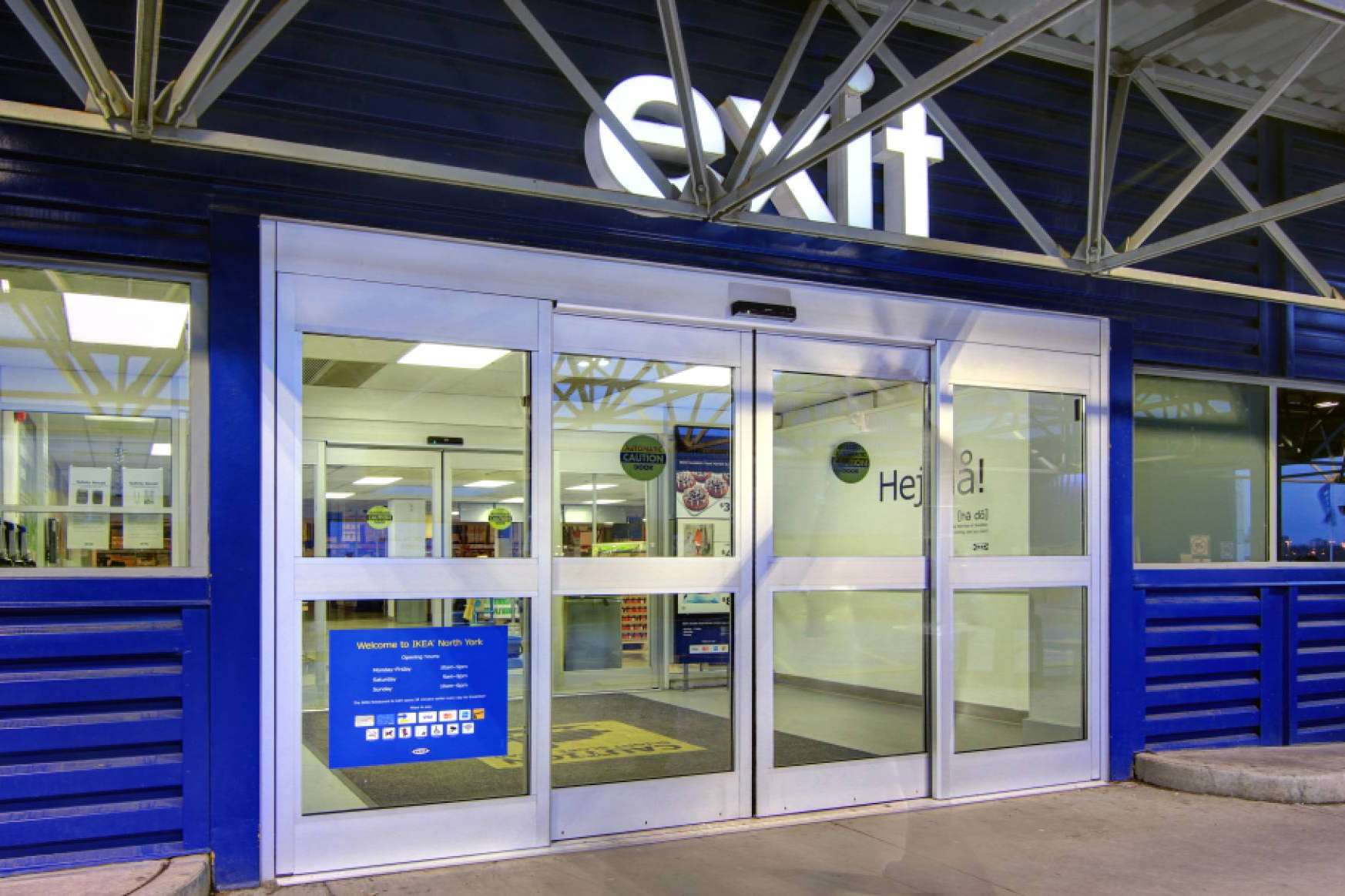 Cómo las puertas automáticas peatonales mejoran la seguridad en entornos comerciales e industriales