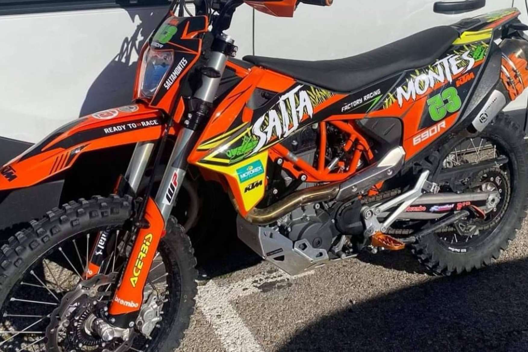 Nuevos diseños personalizados de adhesivos para motos de enduro por ADHESIVOSEMBARRADOS