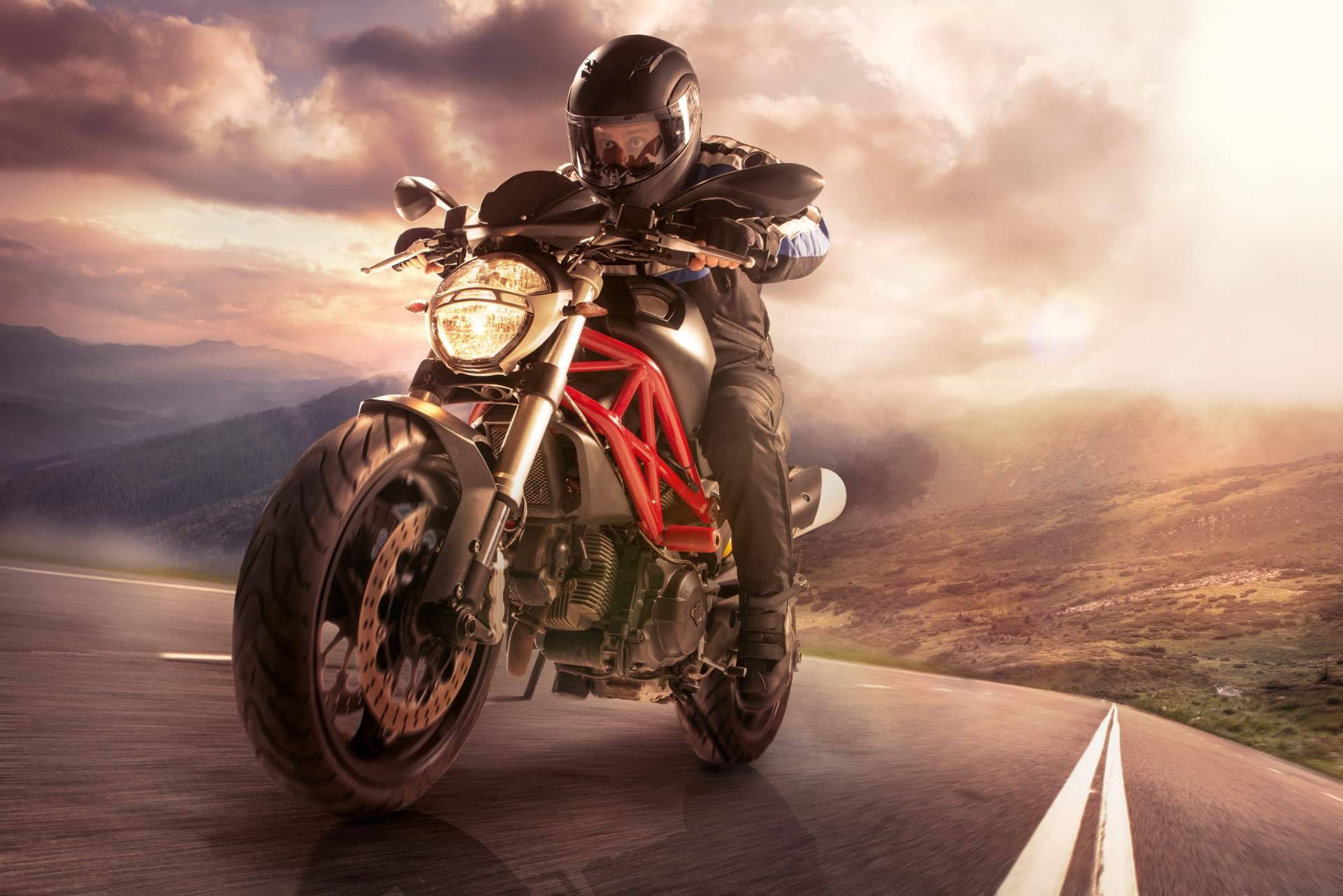 Los profesionales de Eginer comparten una guía sobre los accesorios de moto imprescindibles para el invierno