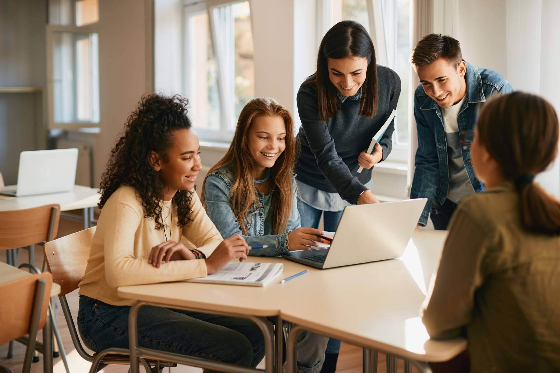 ISEB ofrece programas de máster y posgrado 100% online con flexibilidad horaria y tutorías personalizadas