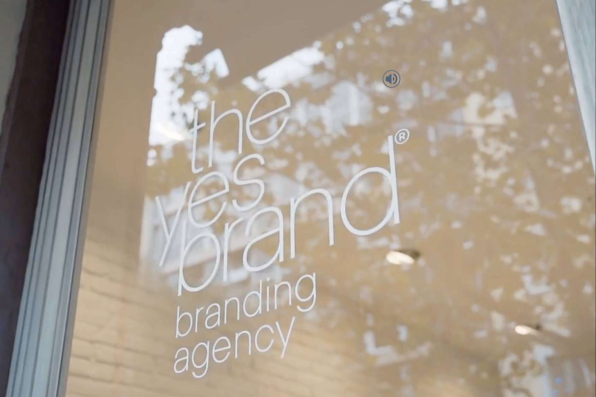 Theyesbrand redefine el branding creativo para posicionar marcas en un mercado exigente