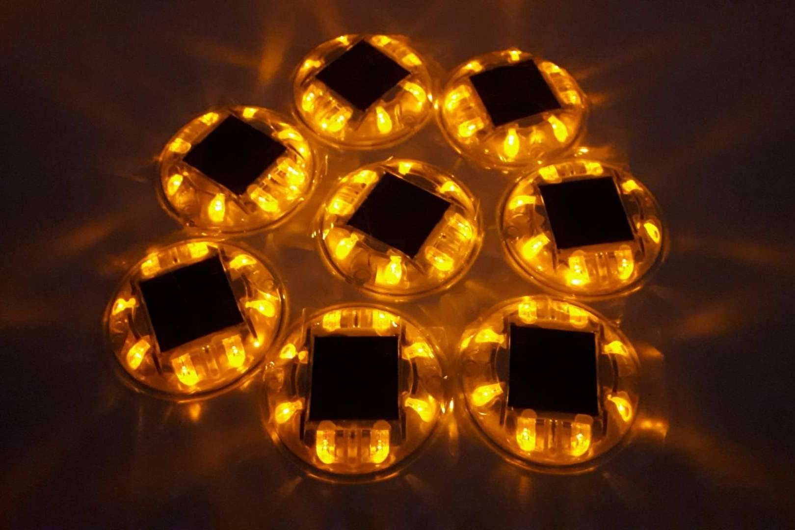 Seguridad vial y sostenibilidad, los captafaros solares LED de Abadecom