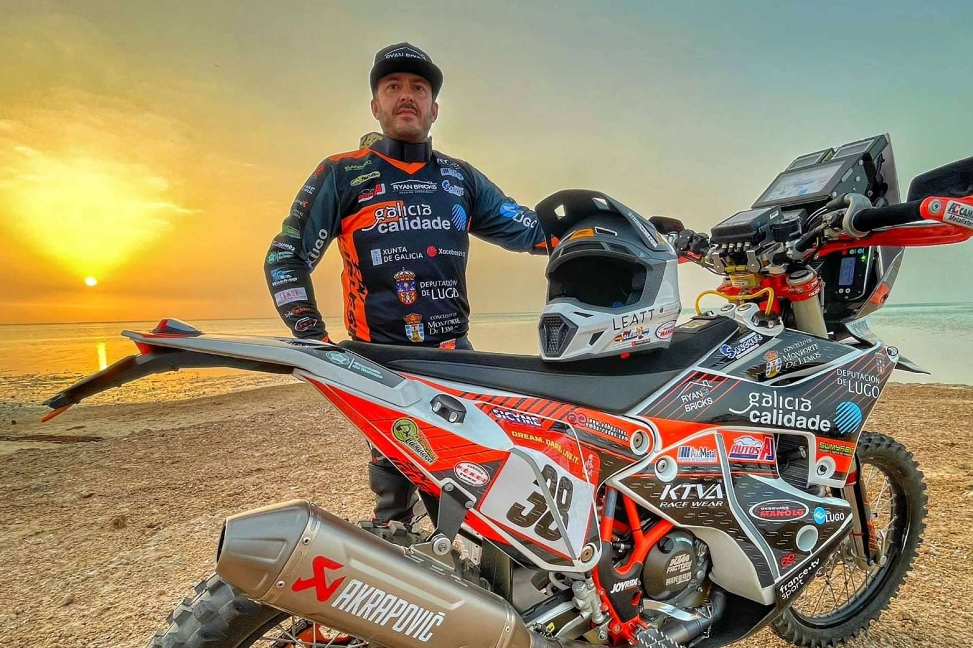 ADHESIVOSEMBARRADOS ofrece ropa motocross con diseño exclusivo y alta calidad