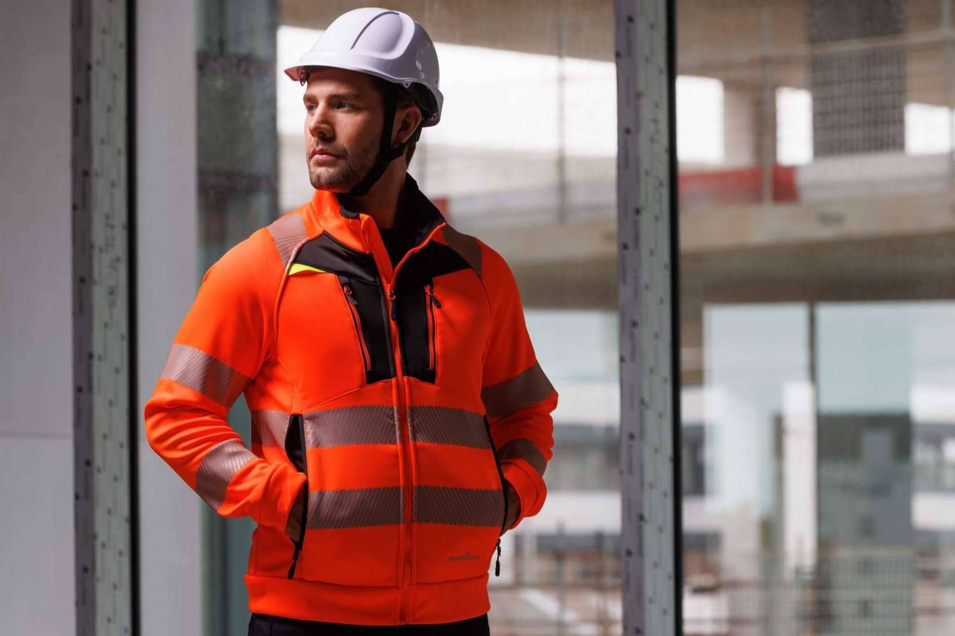 Uniforma, expertos en ropa de alta visibilidad personalizada para entornos laborales exigentes