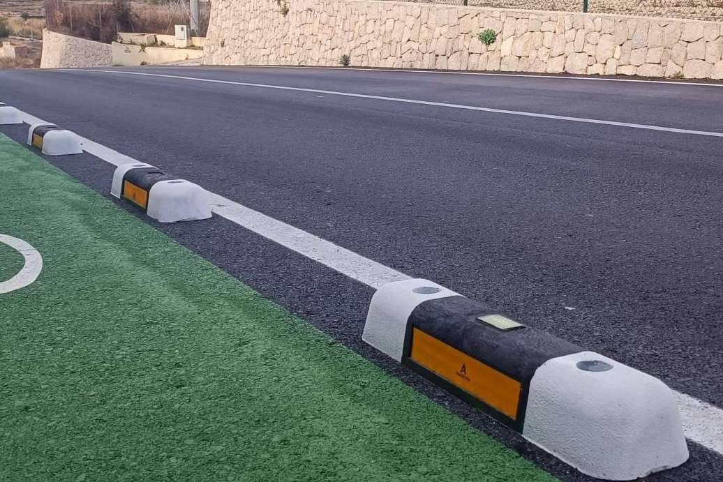 Abadecom Urban consolida su liderazgo con su separador de carril bici fotoluminiscente en España y Latinoamérica