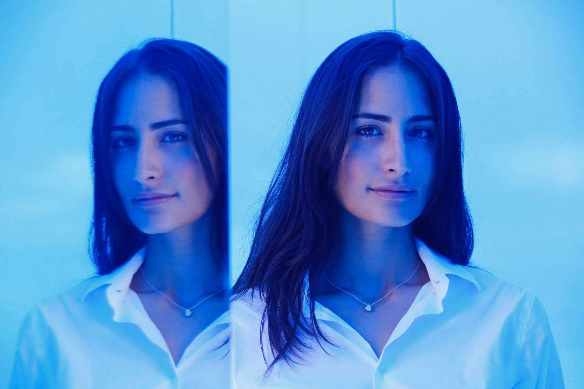 Rachel Valdés transforma el espacio con su impactante cubo Azul