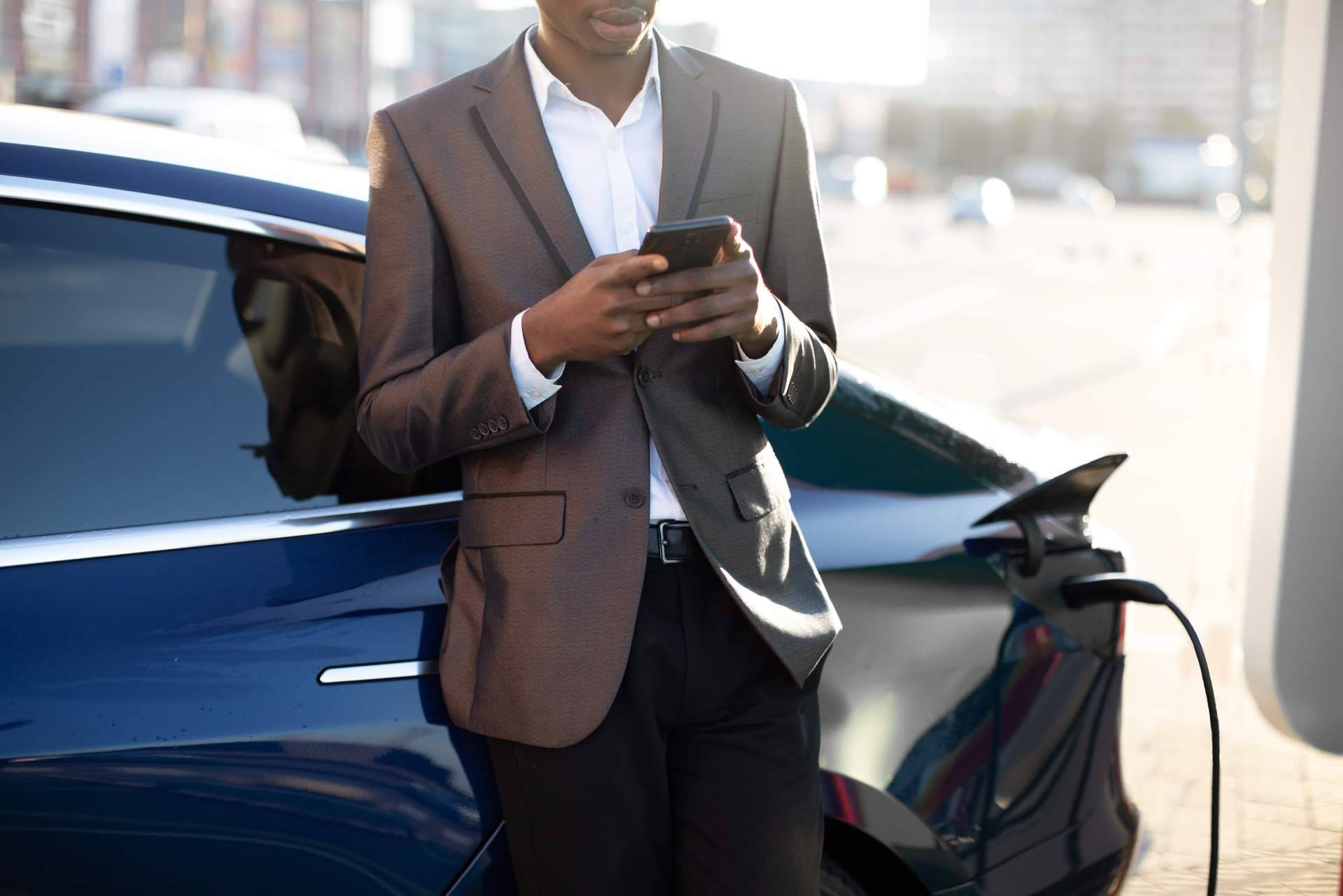 Mejorar la cobertura móvil en parkings; una necesidad clave para coches conectados y cargadores eléctricos