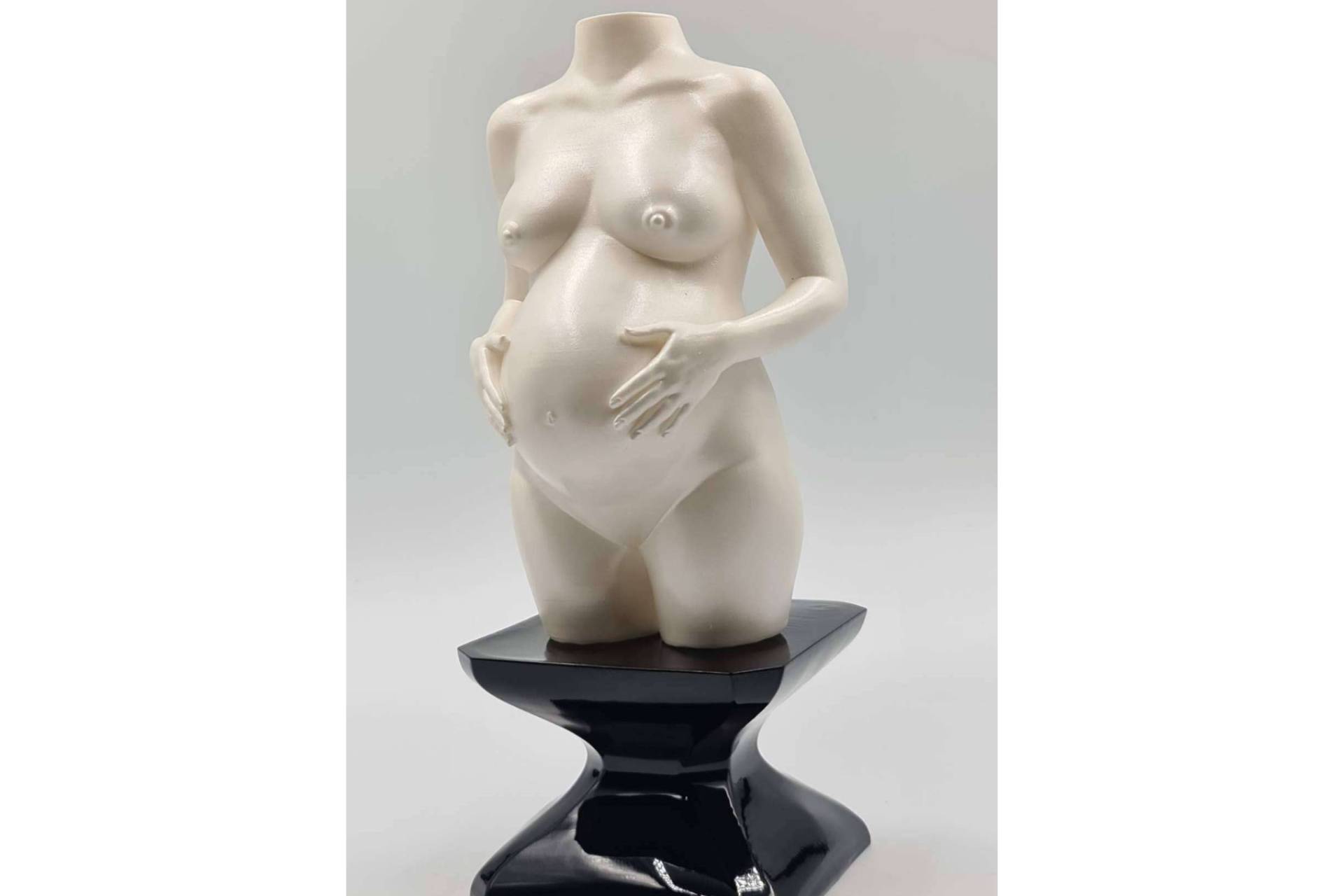 Una escultura del embarazo, el regalo para embarazada que perdura en el tiempo