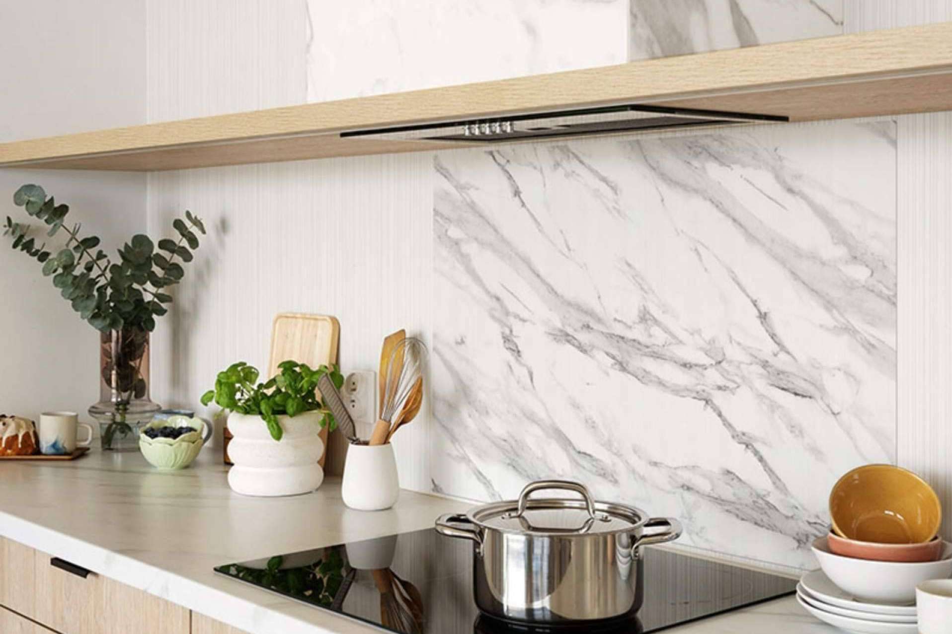 Transformar la cocina sin obras; alfombras vinílicas, papel pintado y vinilos decorativos como solución práctica