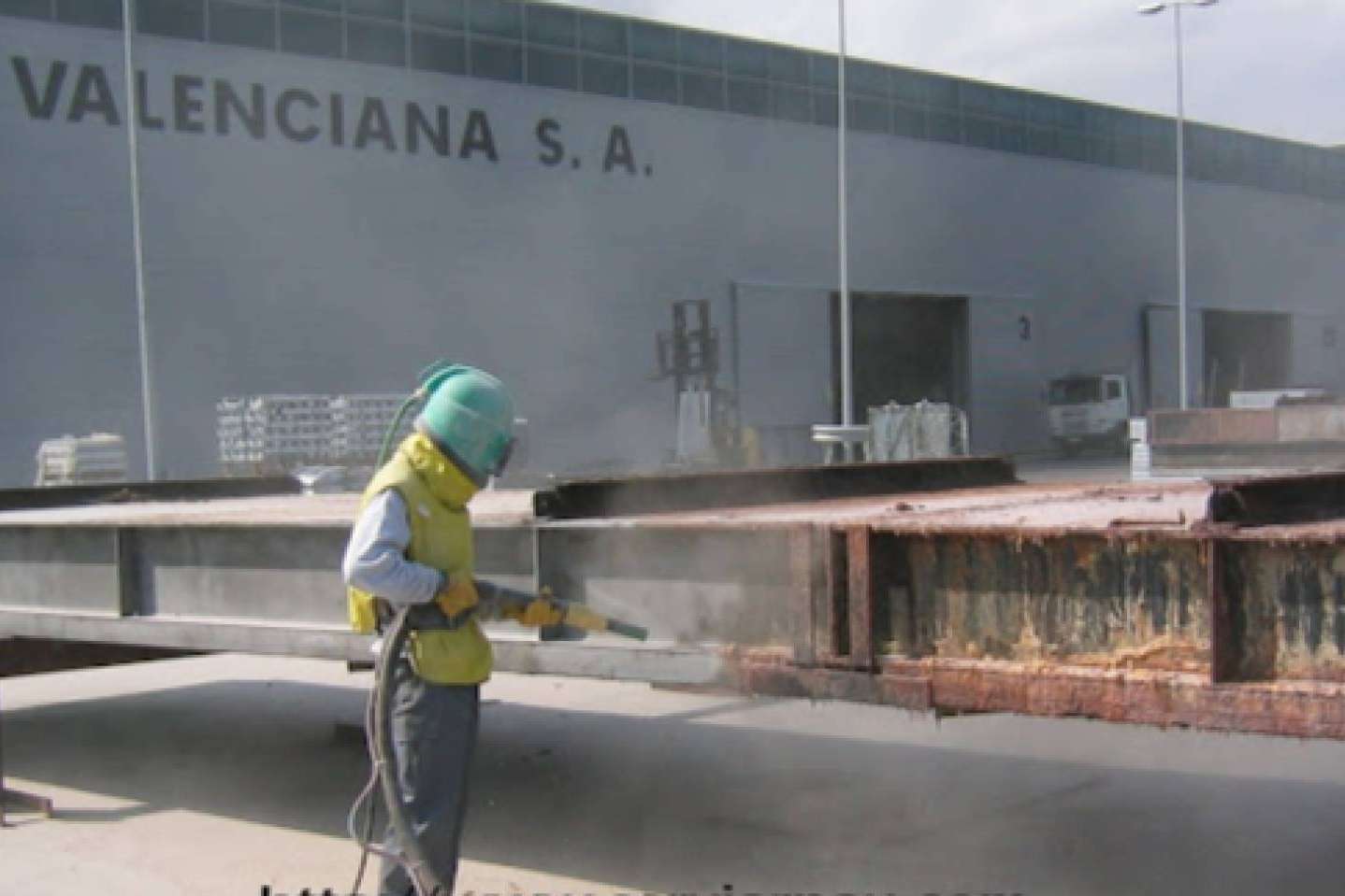 Serviarnau garantiza superficies libres de impurezas con su avanzada limpieza por chorro de arena