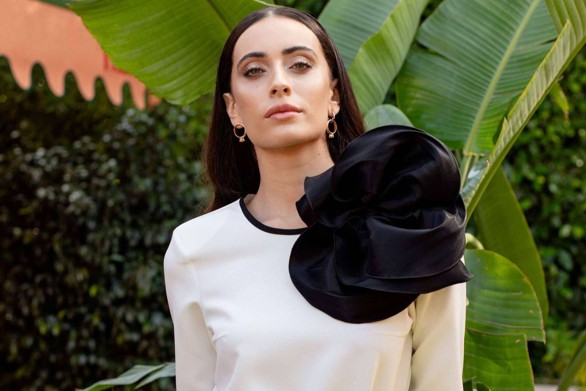 Diseño y fabricación local en Sevilla, vestidos de invitada con elegancia atemporal