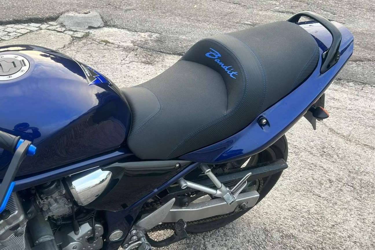 El servicio de tapizado personalizado de JM-FUNDAS transforma el asiento de moto en una pieza única