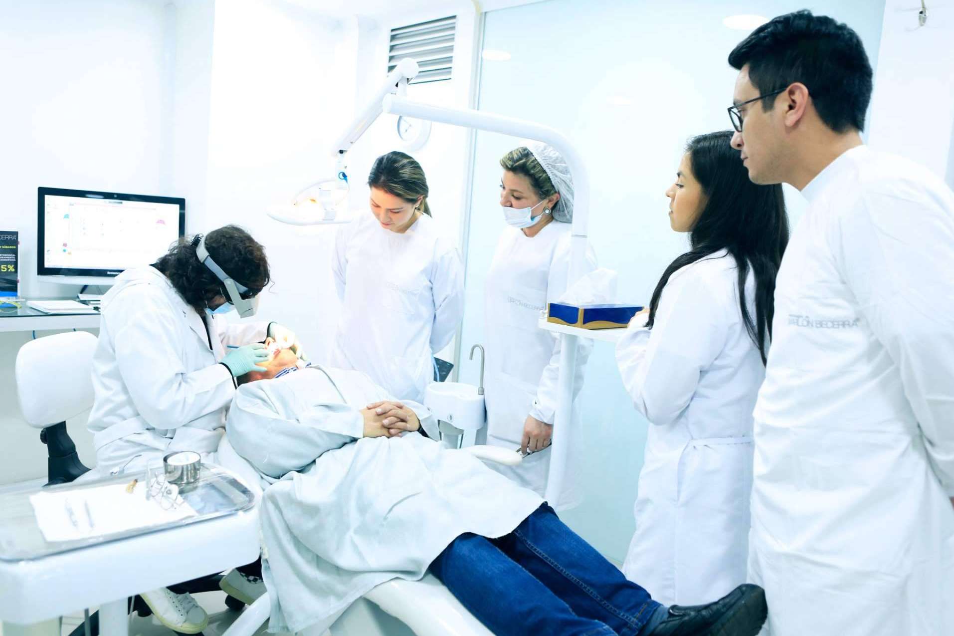 Odontología de Marlon Becerra, referencia internacional en tratamientos dentales de alta complejidad en 2025