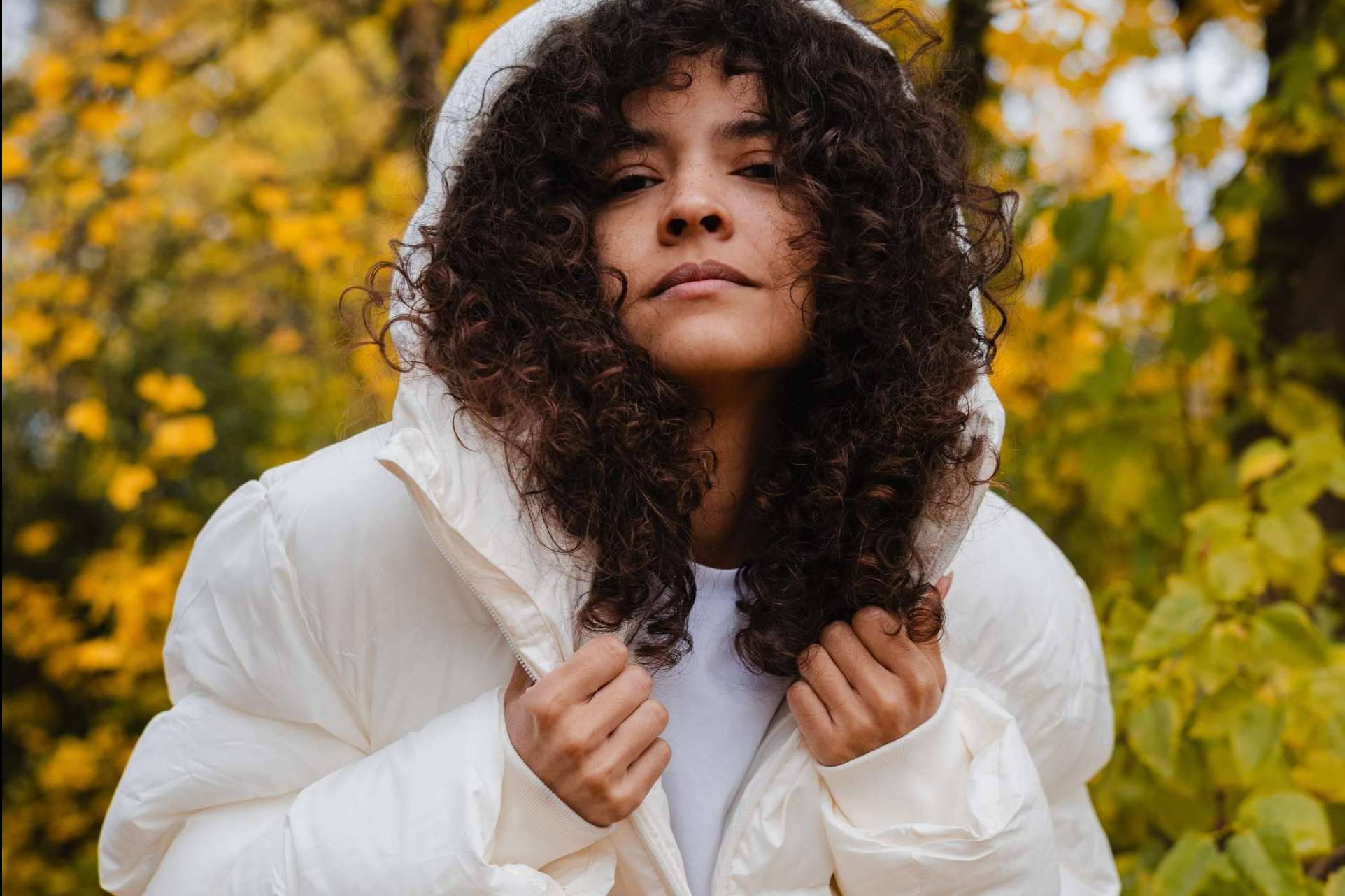 Greener redefine la sostenibilidad con ropa que actúa como 'árboles urbanos'