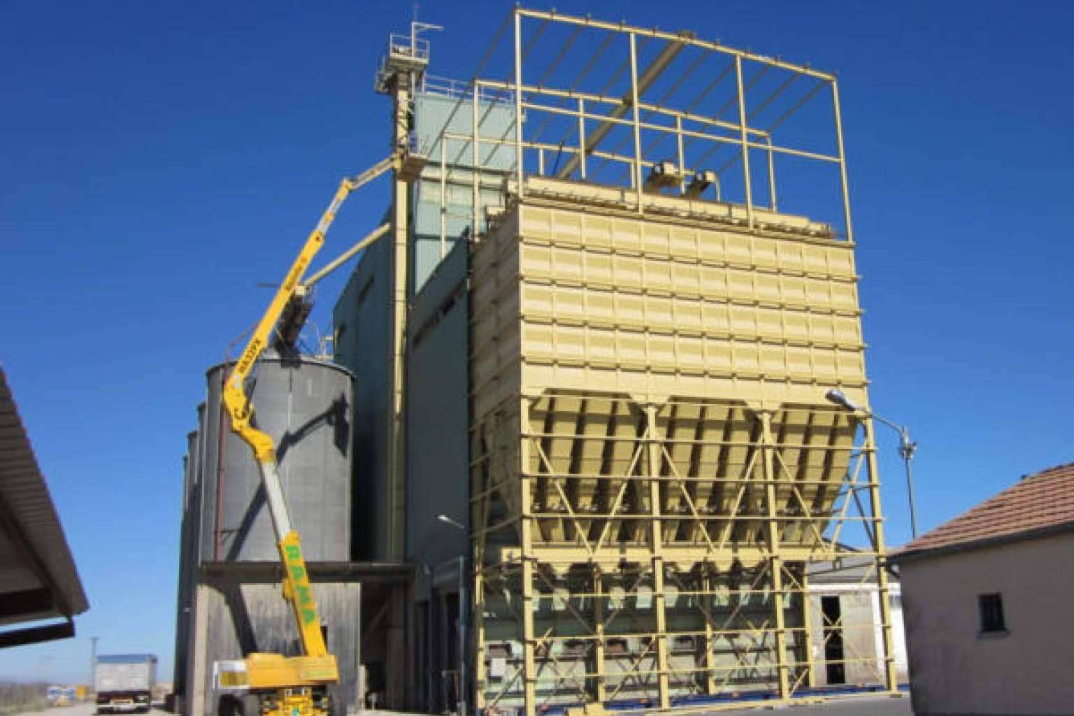 Especialistas en silos, CMB amplía su oferta con soluciones para materias primas y graneles