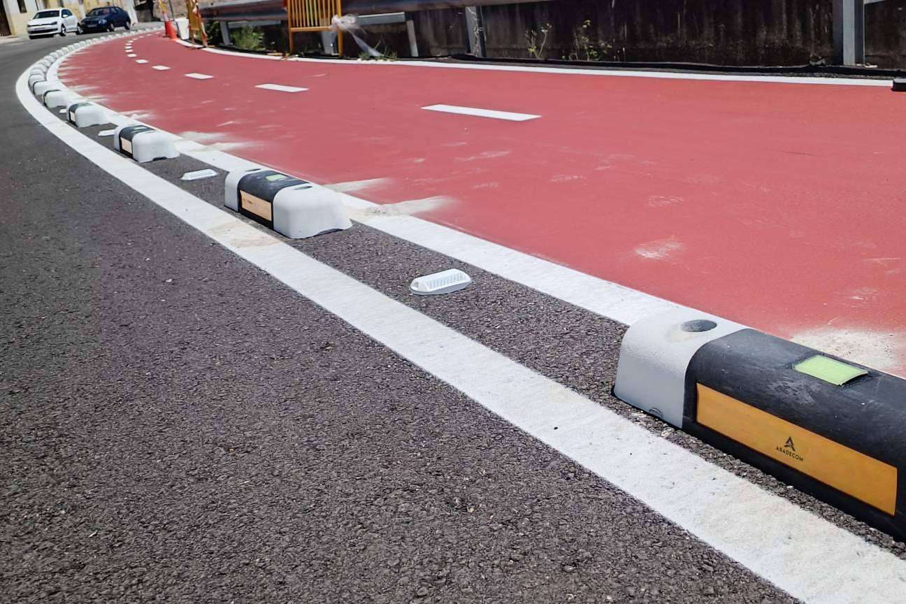 Abadecom amplía la red ciclista con 2 km más de separadores fotoluminiscentes fabricados con plástico reciclado