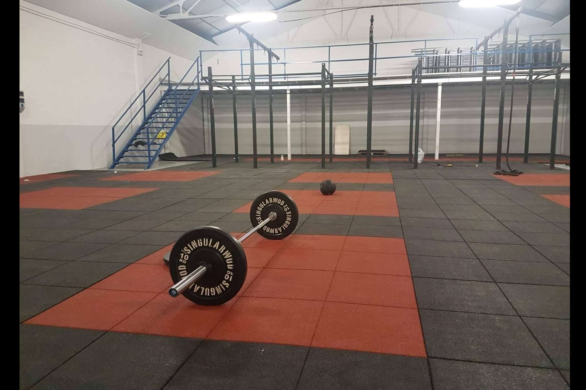 Losas de Caucho impulsa espacios seguros con losetas de caucho para parques y zonas deportivas