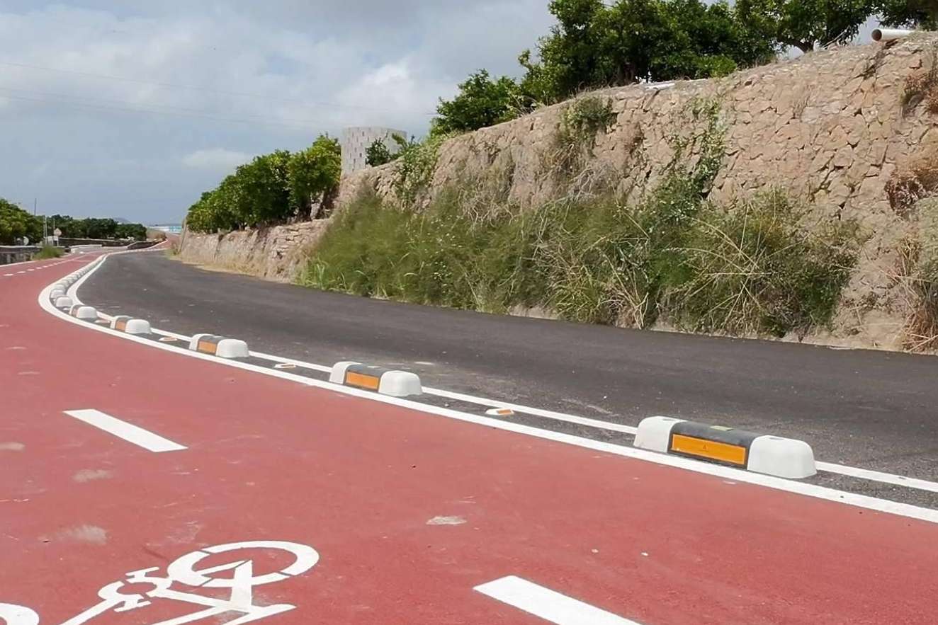 El separador de carril bici fotoluminiscente de Abadecom Urban llega a Latinoamérica